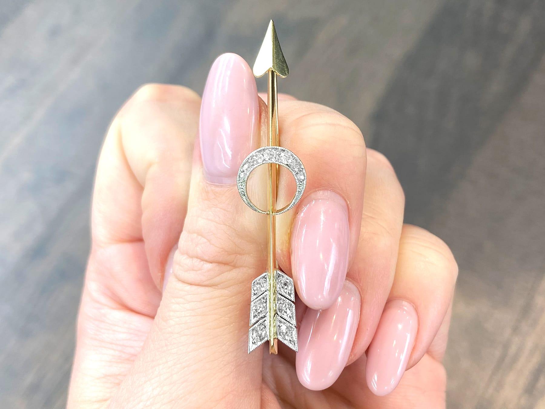 Victorian 19th Century 0.29 Carat Diamond and 15K Yellow Gold Arrow Brooch For Sale