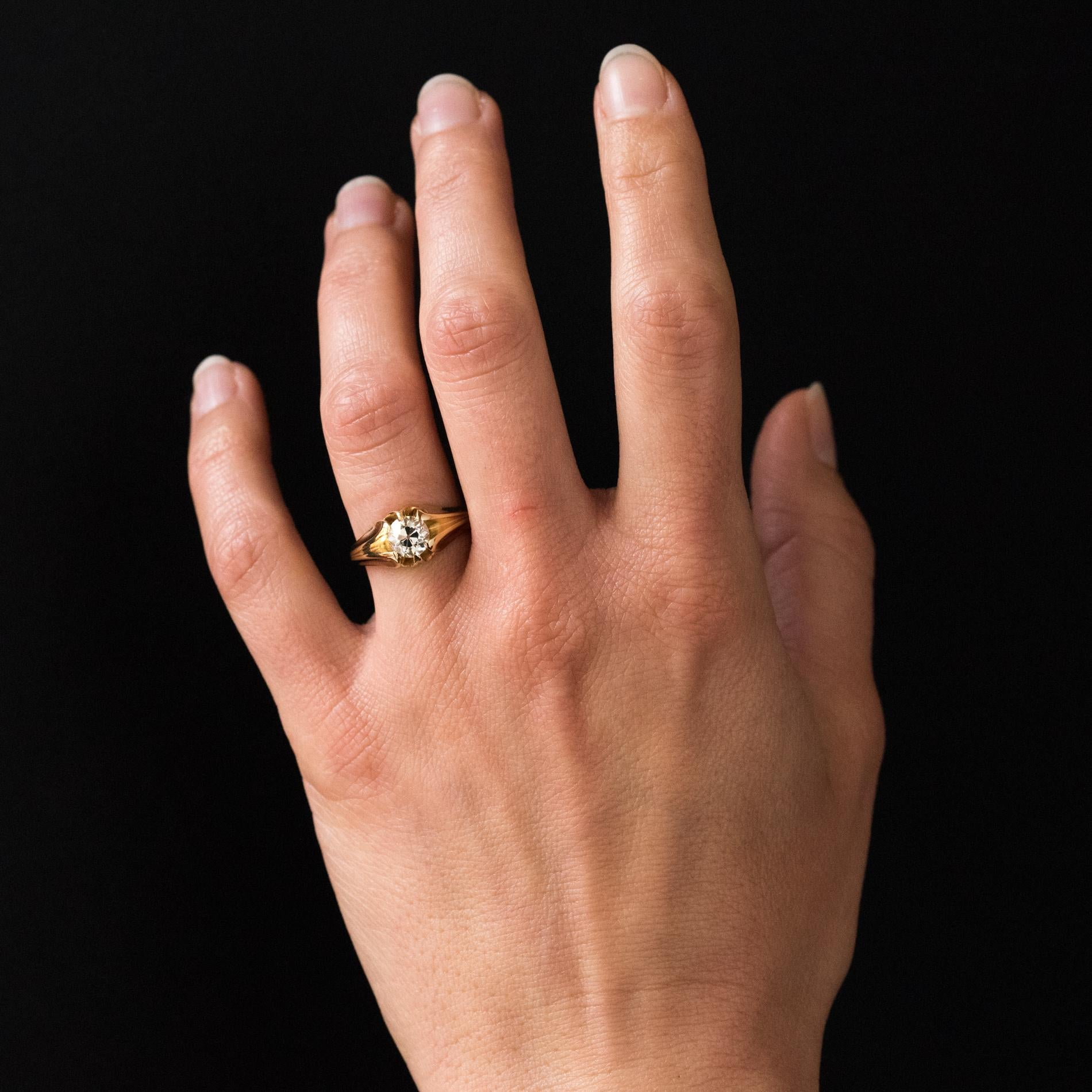 Ring in 18 karat yellow gold, eagle's head hallmark.
This ring is adorned on the top with an antique brilliant- cut diamond, set with claws. It is supported on both sides of two throats that go down to the base of the ring.
Total weight of the