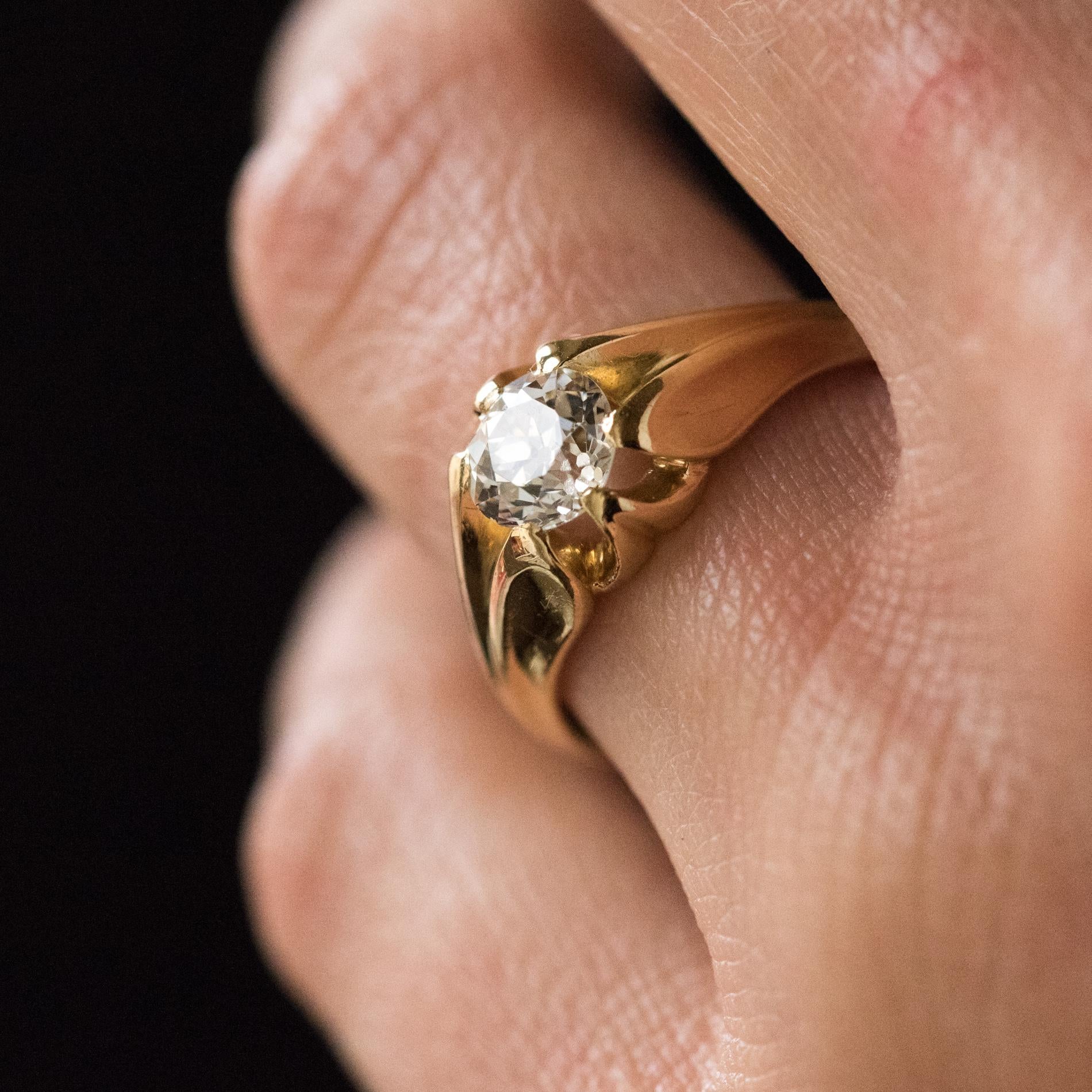 Women's or Men's 19th Century 0.80 Carat Diamond 18 Karat Yellow Gold Bangle Ring
