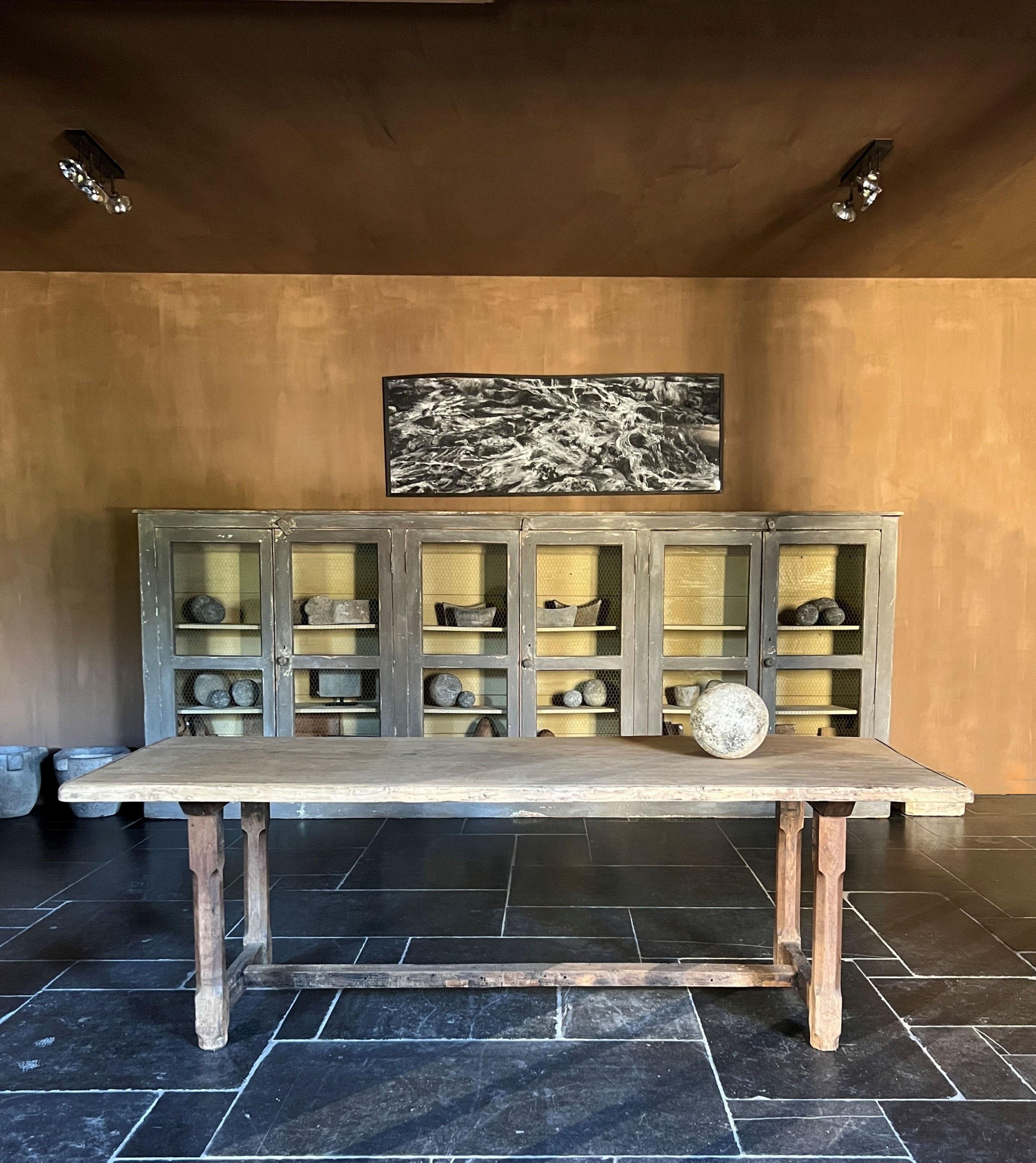 Une superbe table de ferme en chêne du début du 19e siècle. Simple et honnête, avec un rare plateau à une seule dalle. Un coin est légèrement déformé mais l'ensemble est droit. Belles proportions et dimensions pratiques. Très robuste et prêt pour