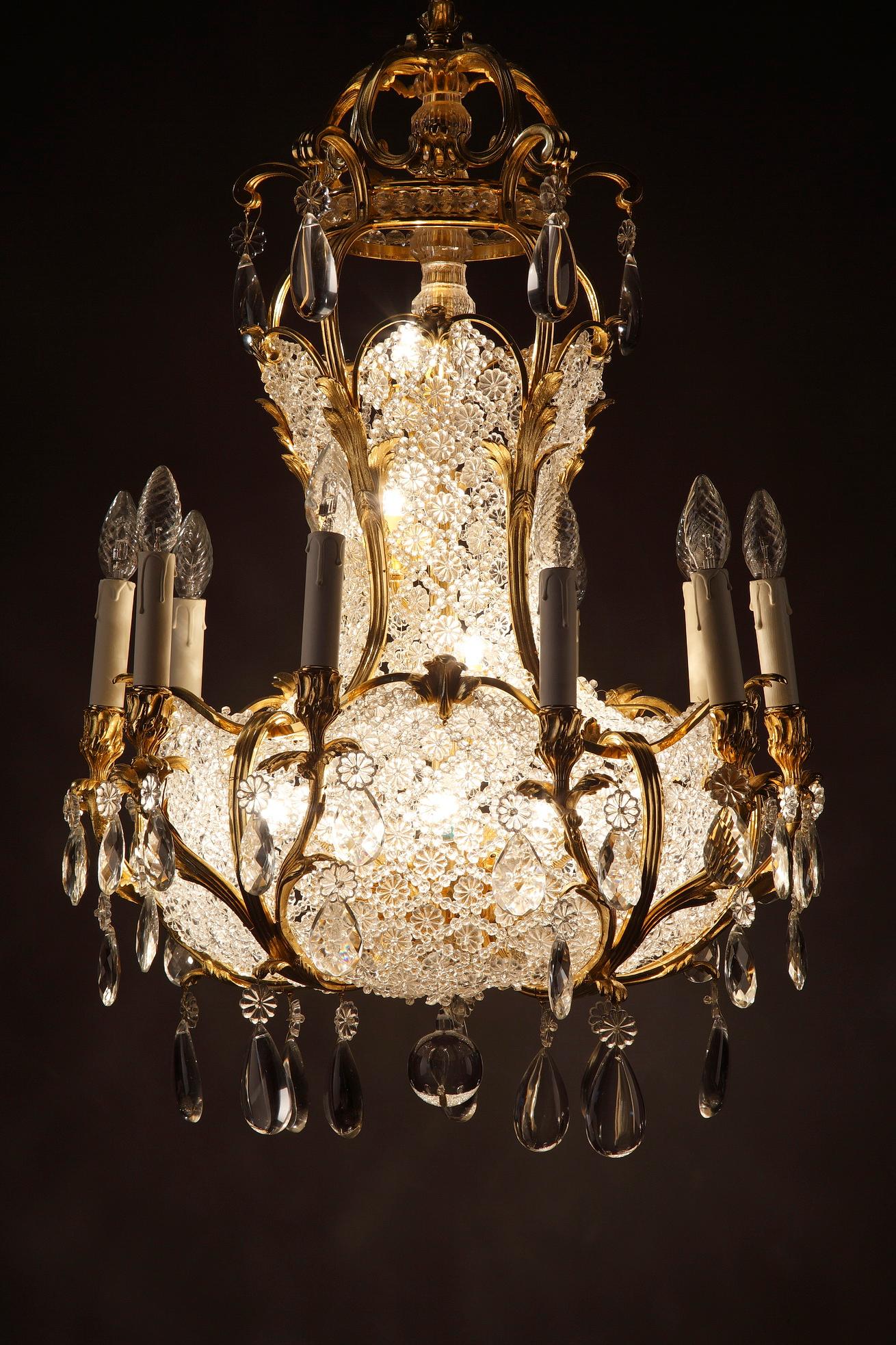 Lampadario a forma di cesto in Ormolu e cristallo del XIX secolo a 10 luci in vendita 9