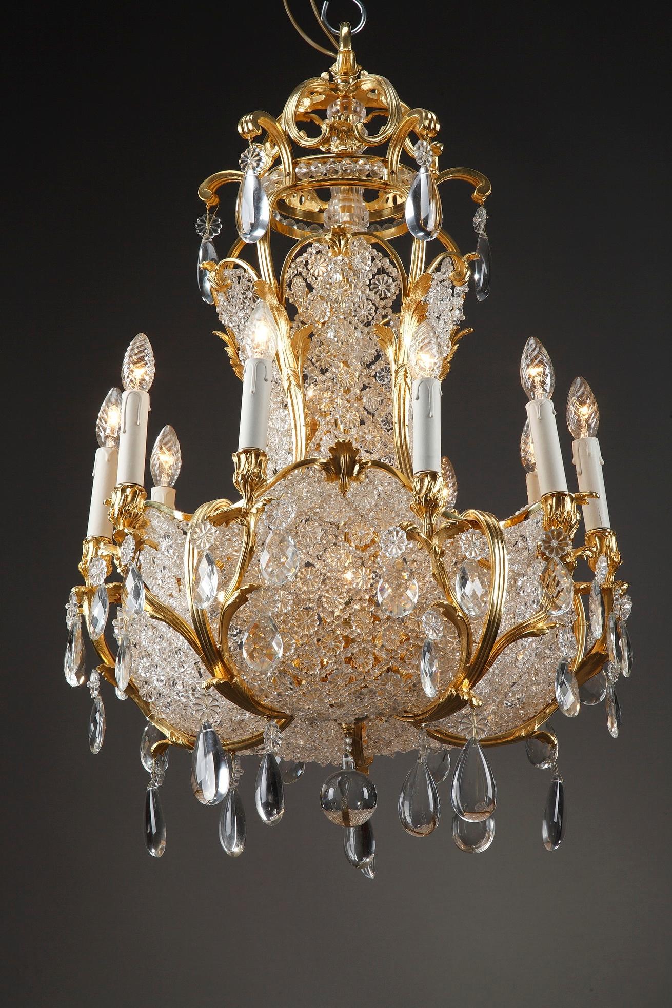 Napoléon III Lustre en forme de panier à 10 lumières en bronze doré et cristal du XIXe siècle en vente