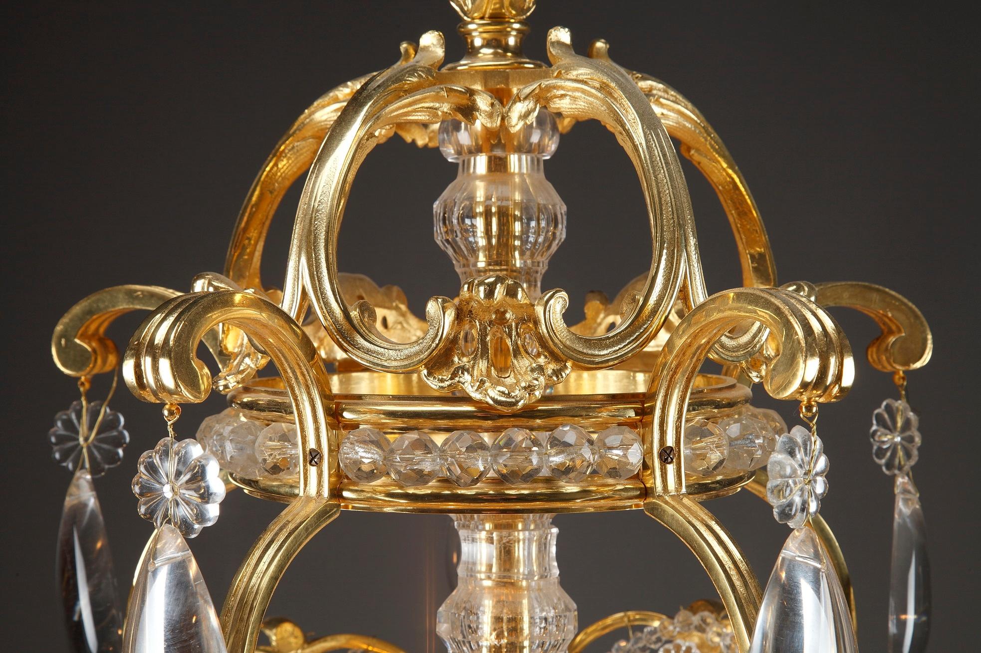 Français Lustre en forme de panier à 10 lumières en bronze doré et cristal du XIXe siècle en vente
