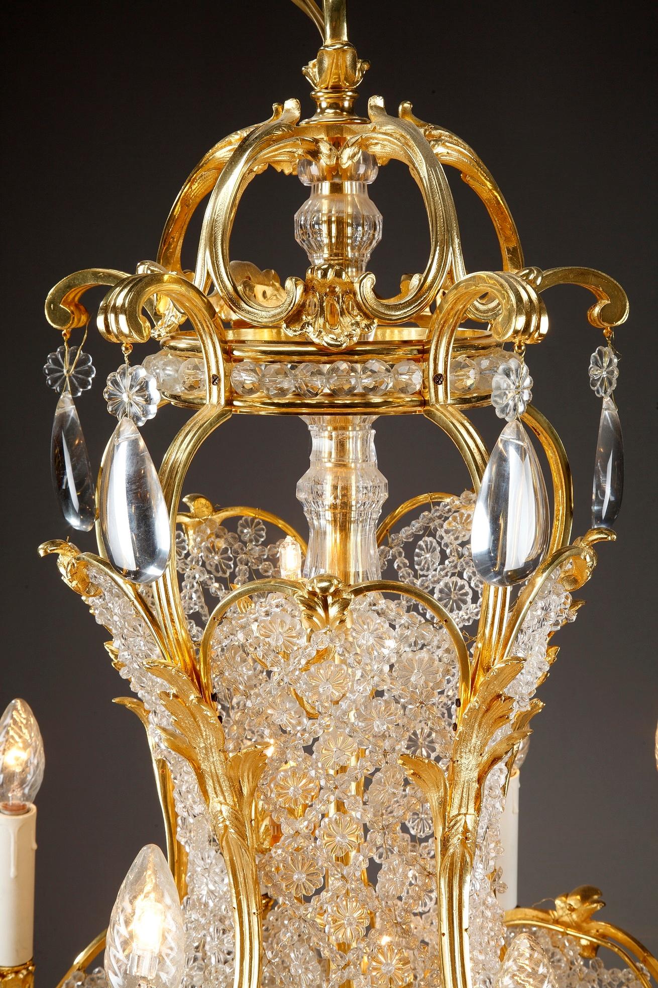 Doré Lustre en forme de panier à 10 lumières en bronze doré et cristal du XIXe siècle en vente