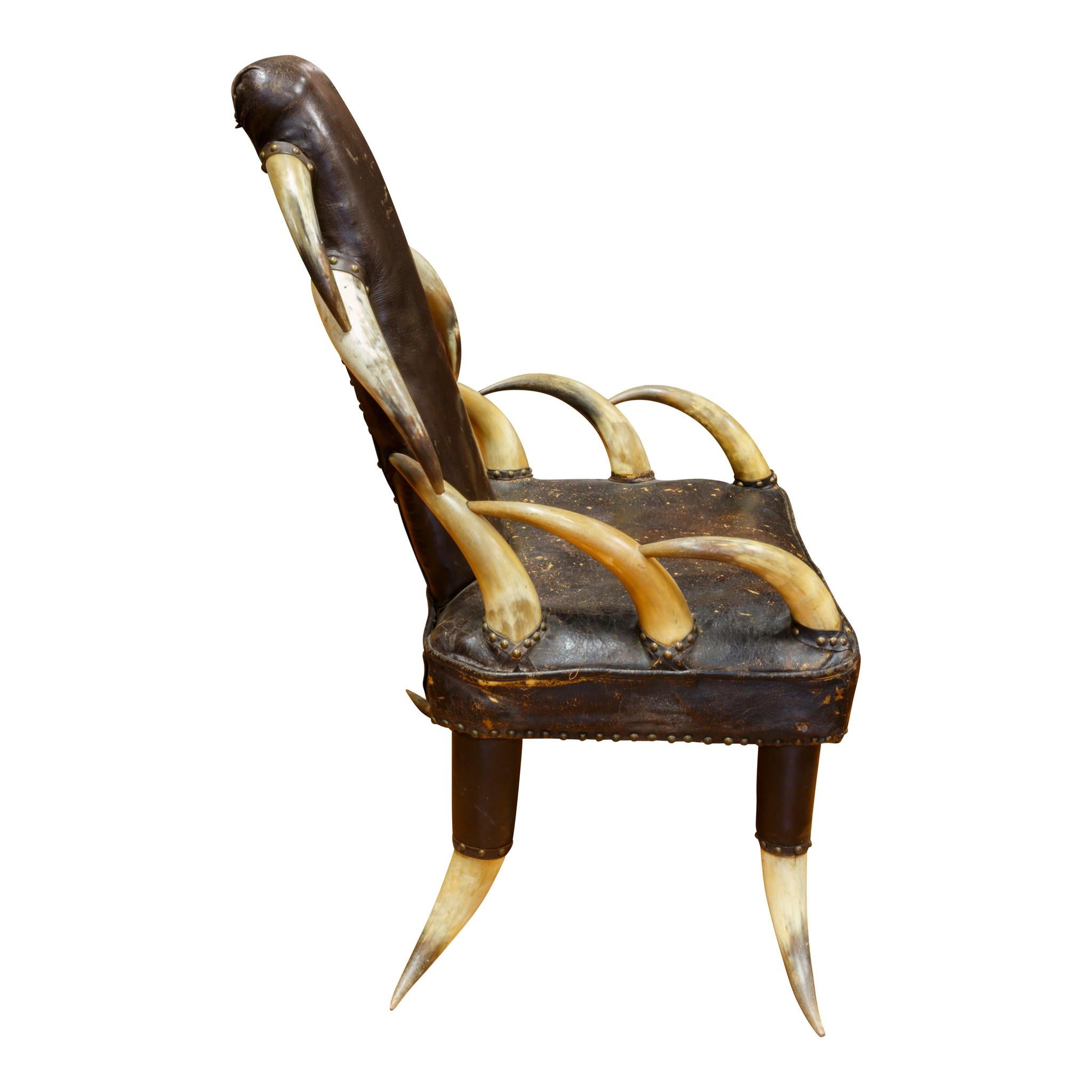 Vierzehnter Horn-Stuhl aus dem 19. Jahrhundert. Originales braunes Leder mit gehefteter Polsterung. Eine Skulptur und ein funktionales Stück.

Zeitraum: Letztes Viertel des 19. Jahrhunderts
Herkunft: Montana
Größe: Füße 33 