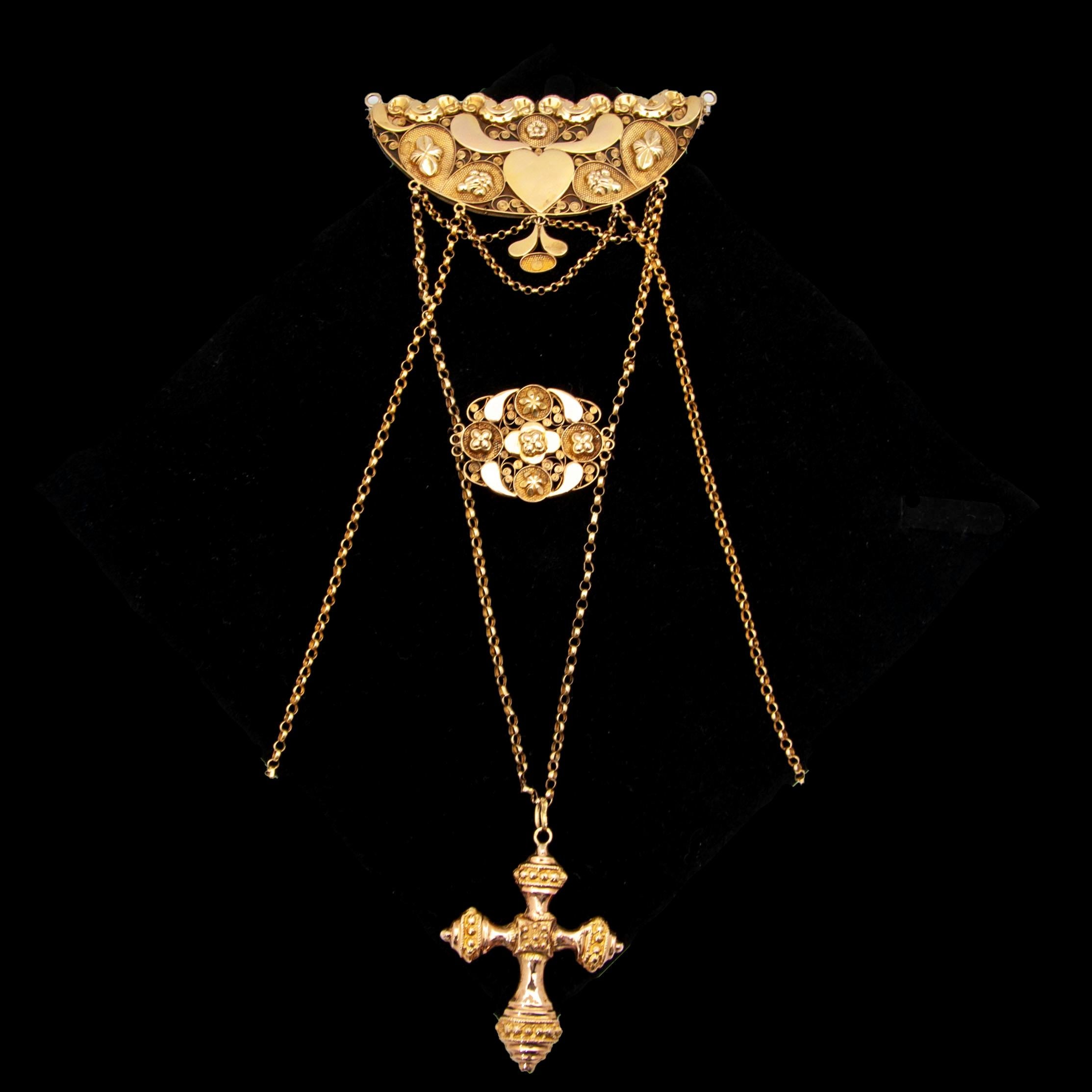 This rare antique mid-19th century religious piece of jewelry is a chestpiece pendant, created in 14 karat gold. Designed with very fine filigree, cannetille work and jasseron chains. This type of religious jewelry, the so-called 'borstzeuge', was