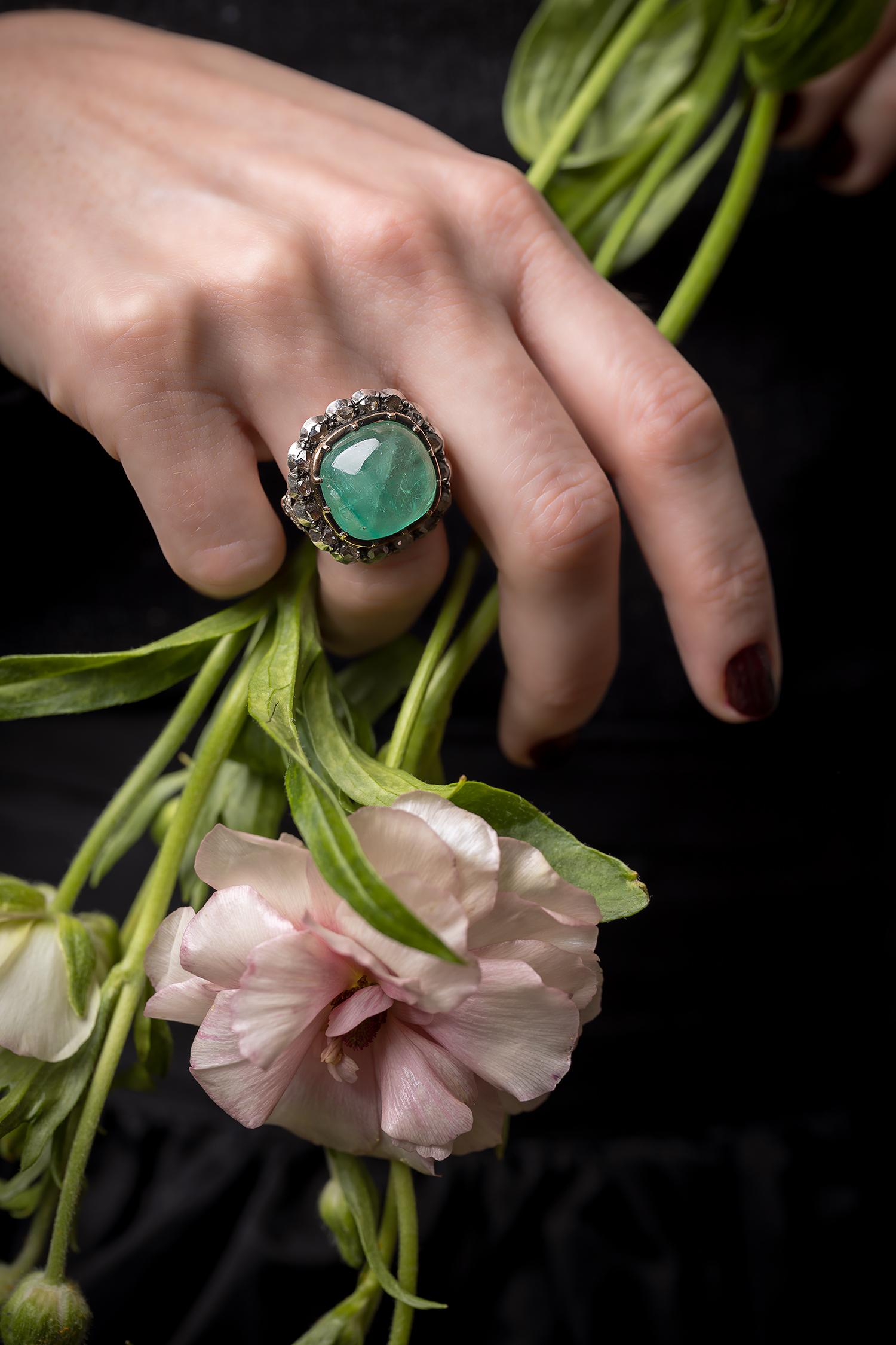 15 Karat sugerloaf Cabochon-Smaragd und Diamanten im Rosenschliff Cluster-Ring aus dem 19. Jahrhundert (Kegel-Cabochon)