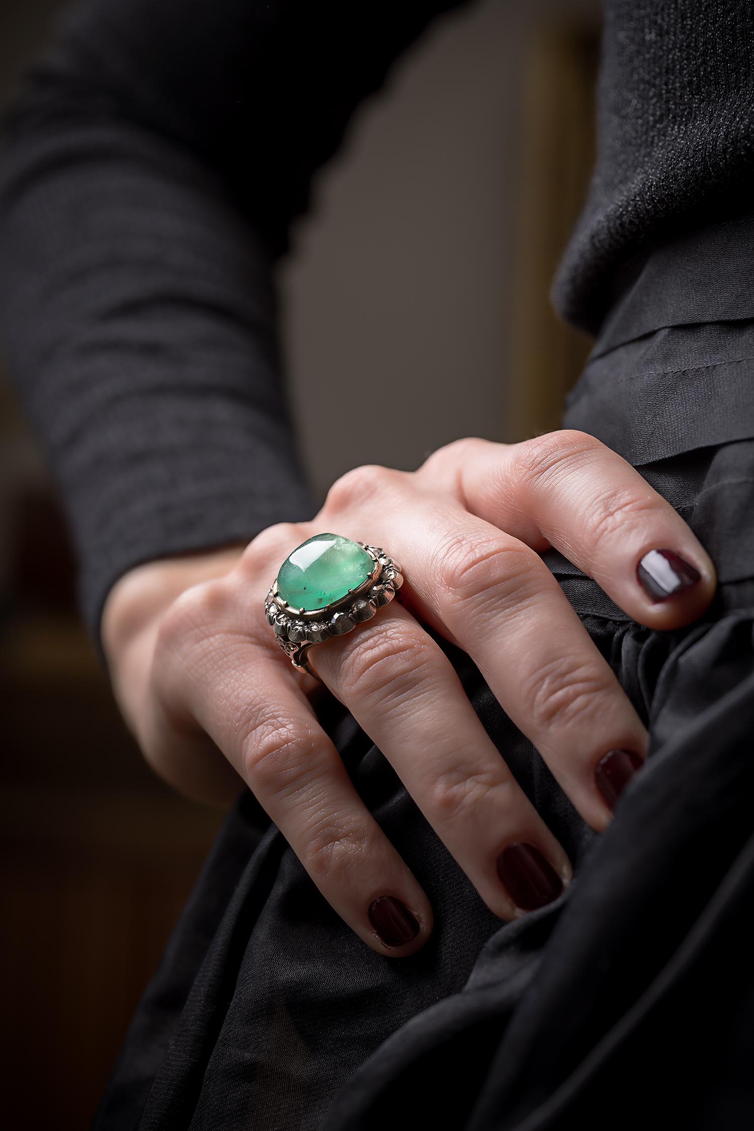 15 Karat sugerloaf Cabochon-Smaragd und Diamanten im Rosenschliff Cluster-Ring aus dem 19. Jahrhundert 1
