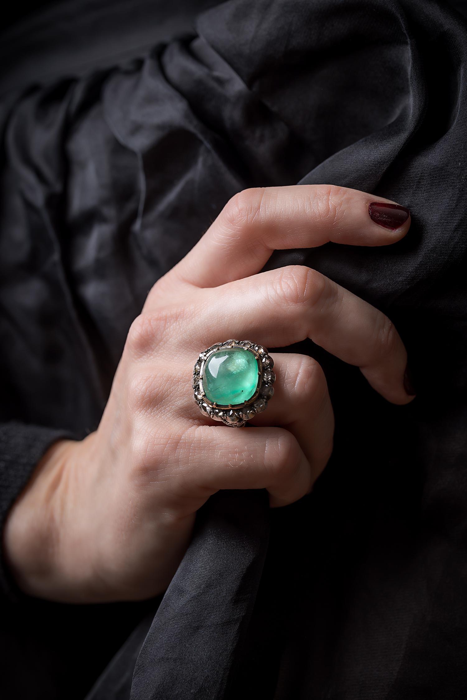 15 Karat sugerloaf Cabochon-Smaragd und Diamanten im Rosenschliff Cluster-Ring aus dem 19. Jahrhundert 2
