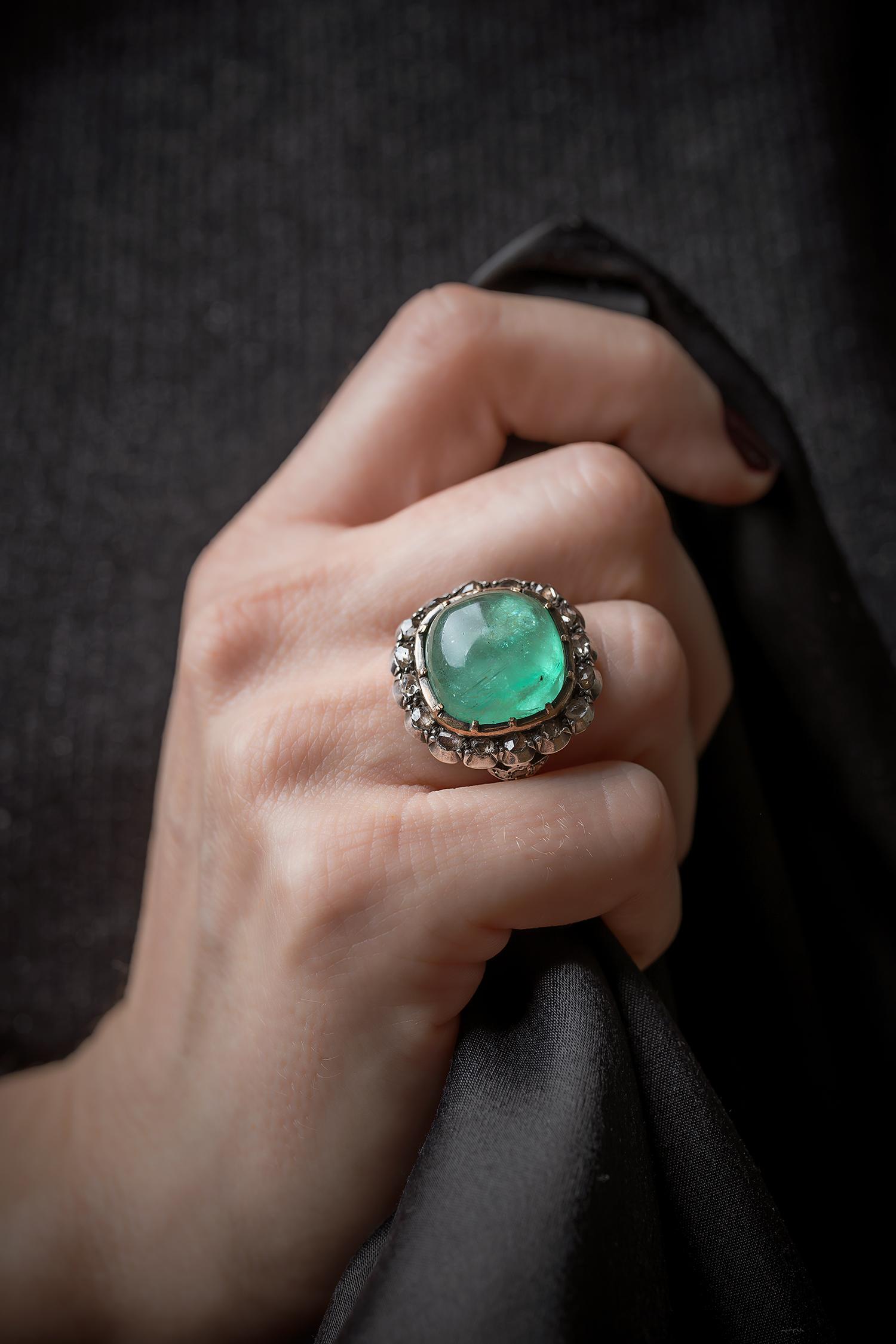15 Karat sugerloaf Cabochon-Smaragd und Diamanten im Rosenschliff Cluster-Ring aus dem 19. Jahrhundert 3