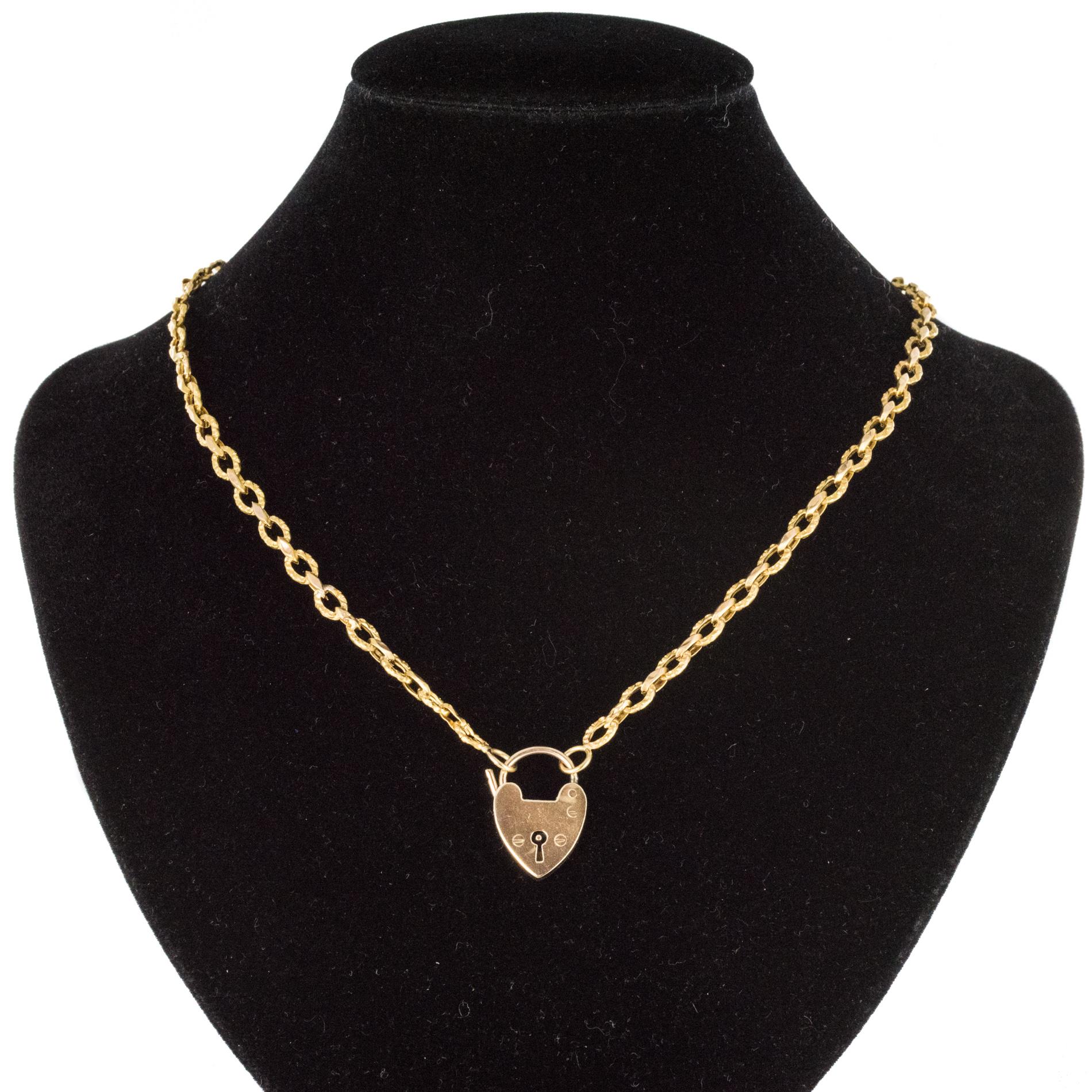 Victorian 19th Century 18 Karat Yellow Gold Chiseled Chain Heart-Shaped Padlock Necklace For Sale