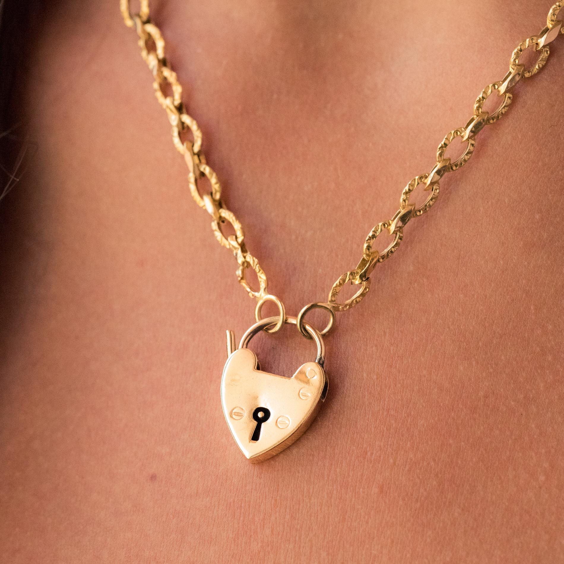 19th Century 18 Karat Yellow Gold Chiseled Chain Heart-Shaped Padlock Necklace In Good Condition For Sale In Poitiers, FR