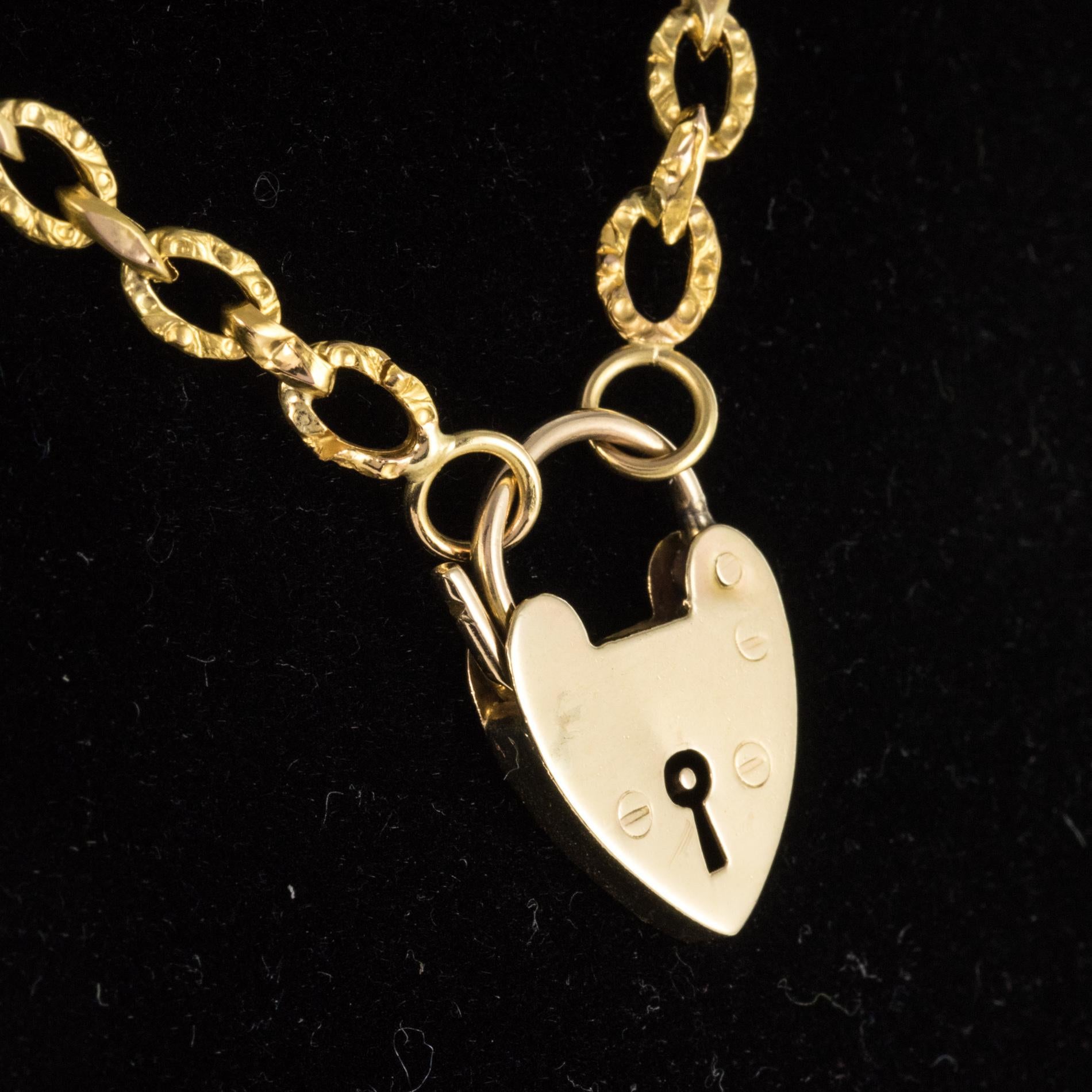 19th Century 18 Karat Yellow Gold Chiseled Chain Heart-Shaped Padlock Necklace For Sale 1