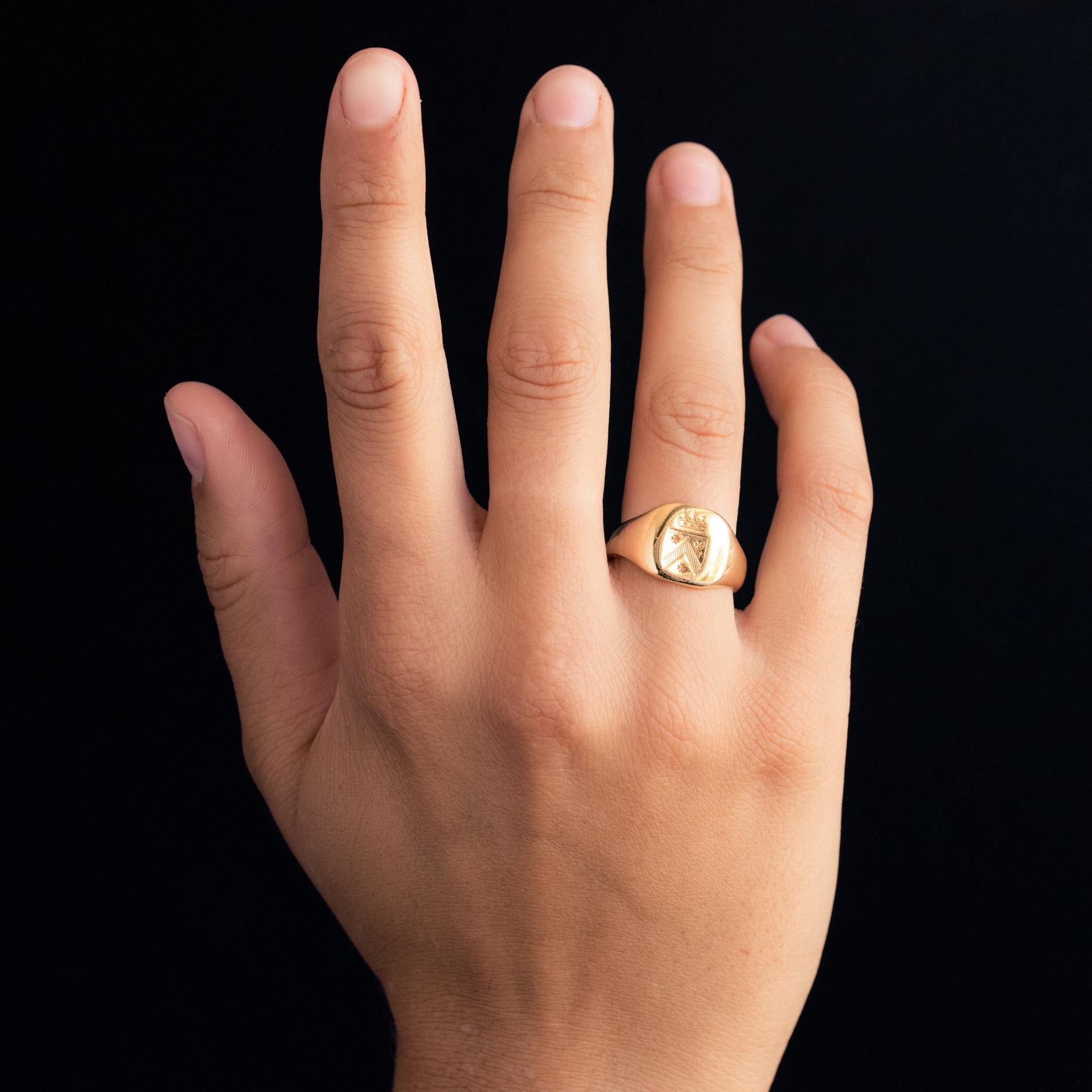 Signet ring in 18 karat yellow gold.
This signet ring is adorned with a crowned, chiselled coat of arms.
Height : 12 mm, width : 12.7 mm, thickness : 1.5 mm, width at the base of the ring: 4.4 mm.
Total weight of the jewel : approximately 8.6 g.
US