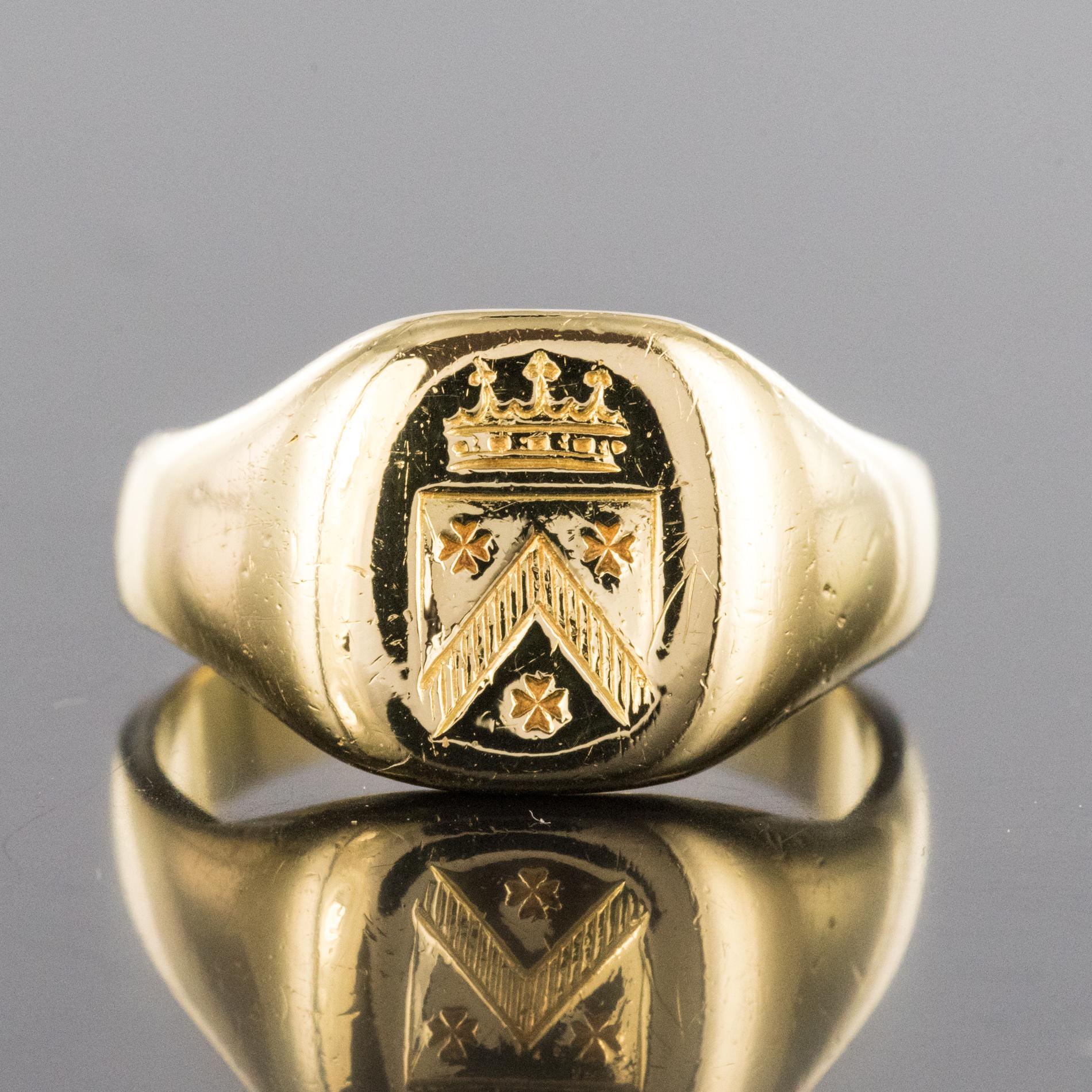 19th Century 18 Karat Yellow Gold Men Signet Ring In Good Condition In Poitiers, FR