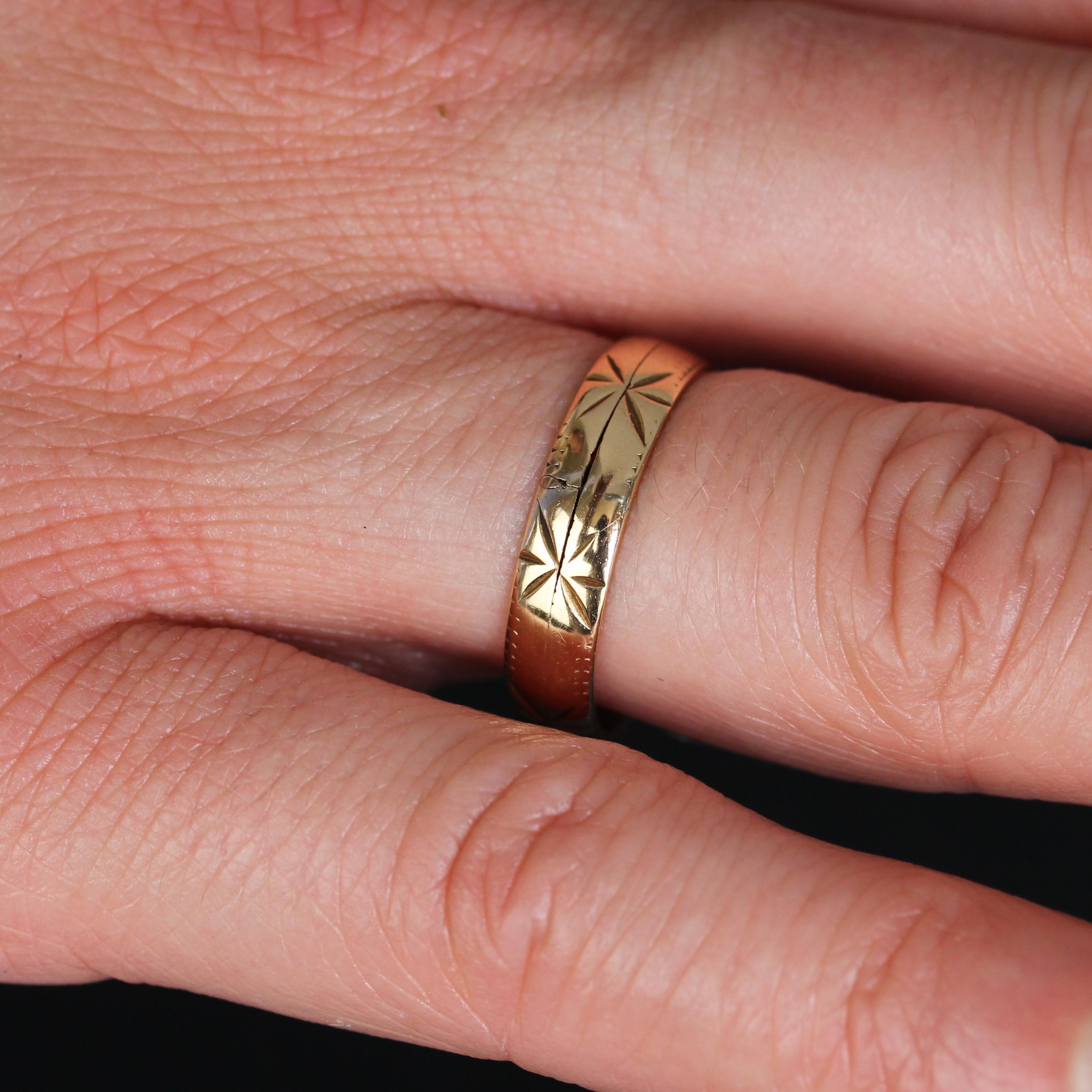 Anneau de mariage ouvrant en or jaune 18 carats du 19e siècle en vente 6
