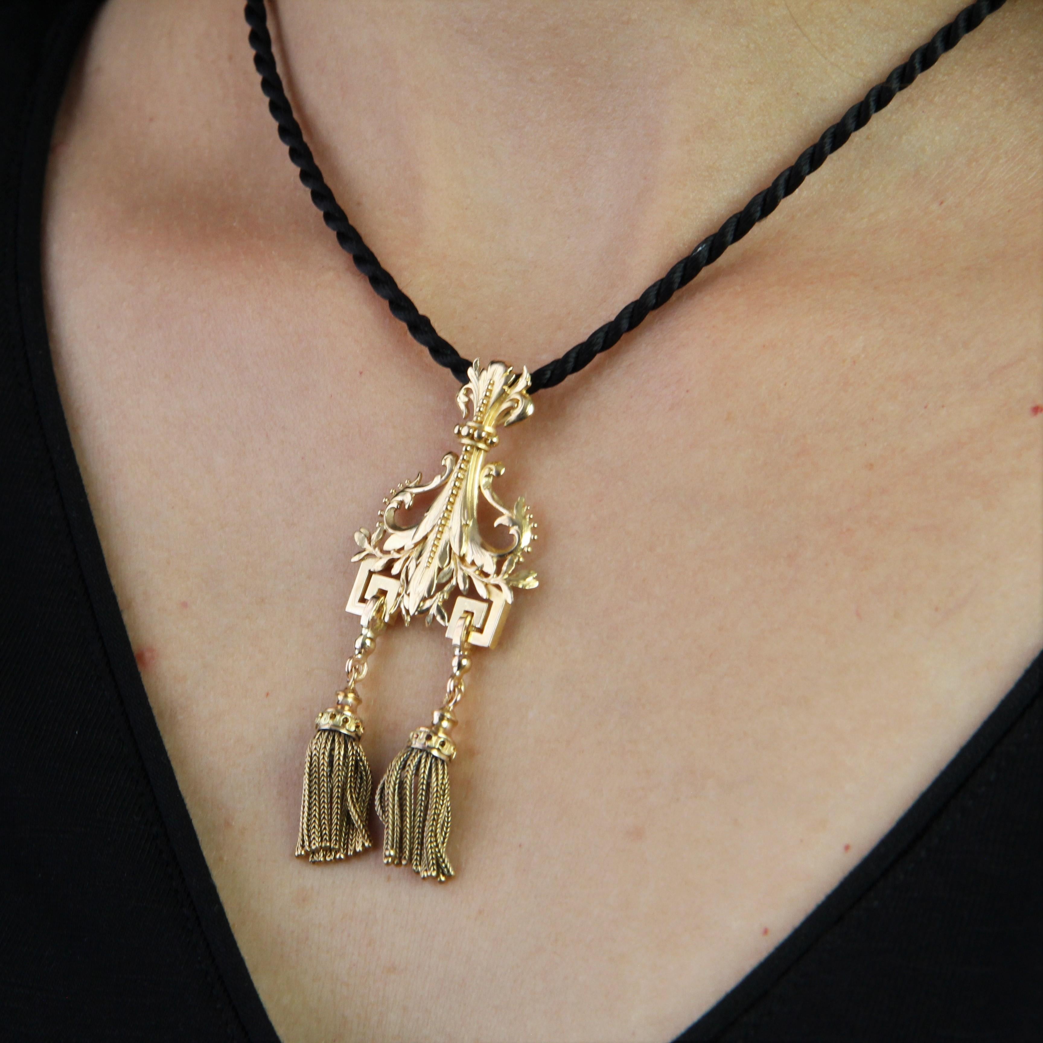 19th Century 18 Karat Yellow Gold Tassels Pendant For Sale 3