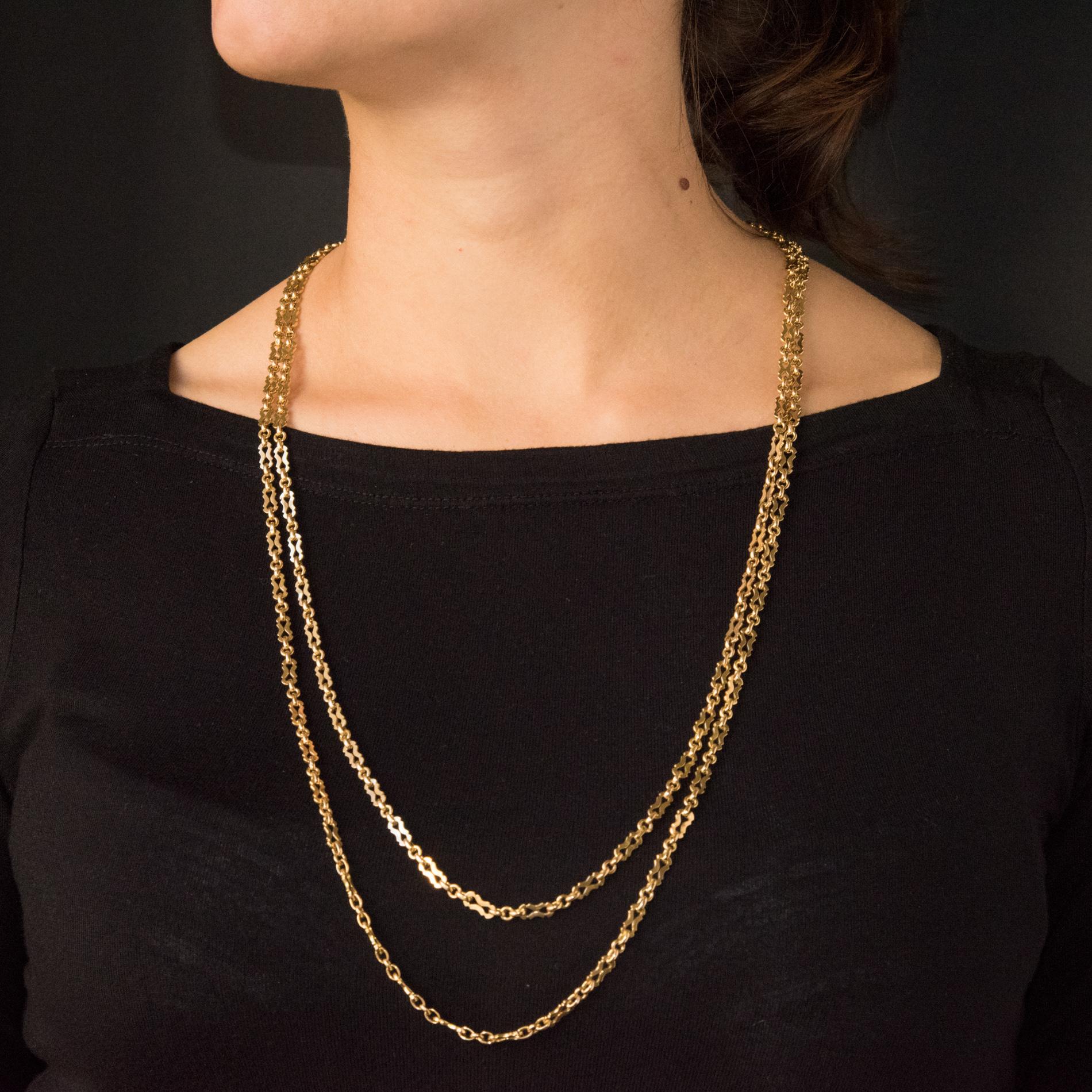 Long necklace in 18 karats yellow gold.
Lovely antique yellow gold chain, it is formed of a mesh made of patterns with slender lines retained between them by rings of gold. A spring ring is attached to carry the jumper in several rows.
Length: 77