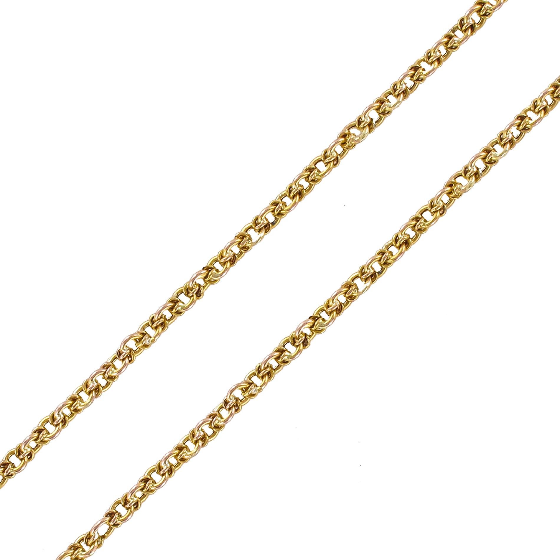 Necklace in 18 karats yellow gold, eagle's head hallmark.
This antique long chain necklace is composed of interlaced rings. The attachment system is a carabiner.
Length: 103.5 cm, width: 3.5 mm.
Total weight of the jewel: 25.7 g