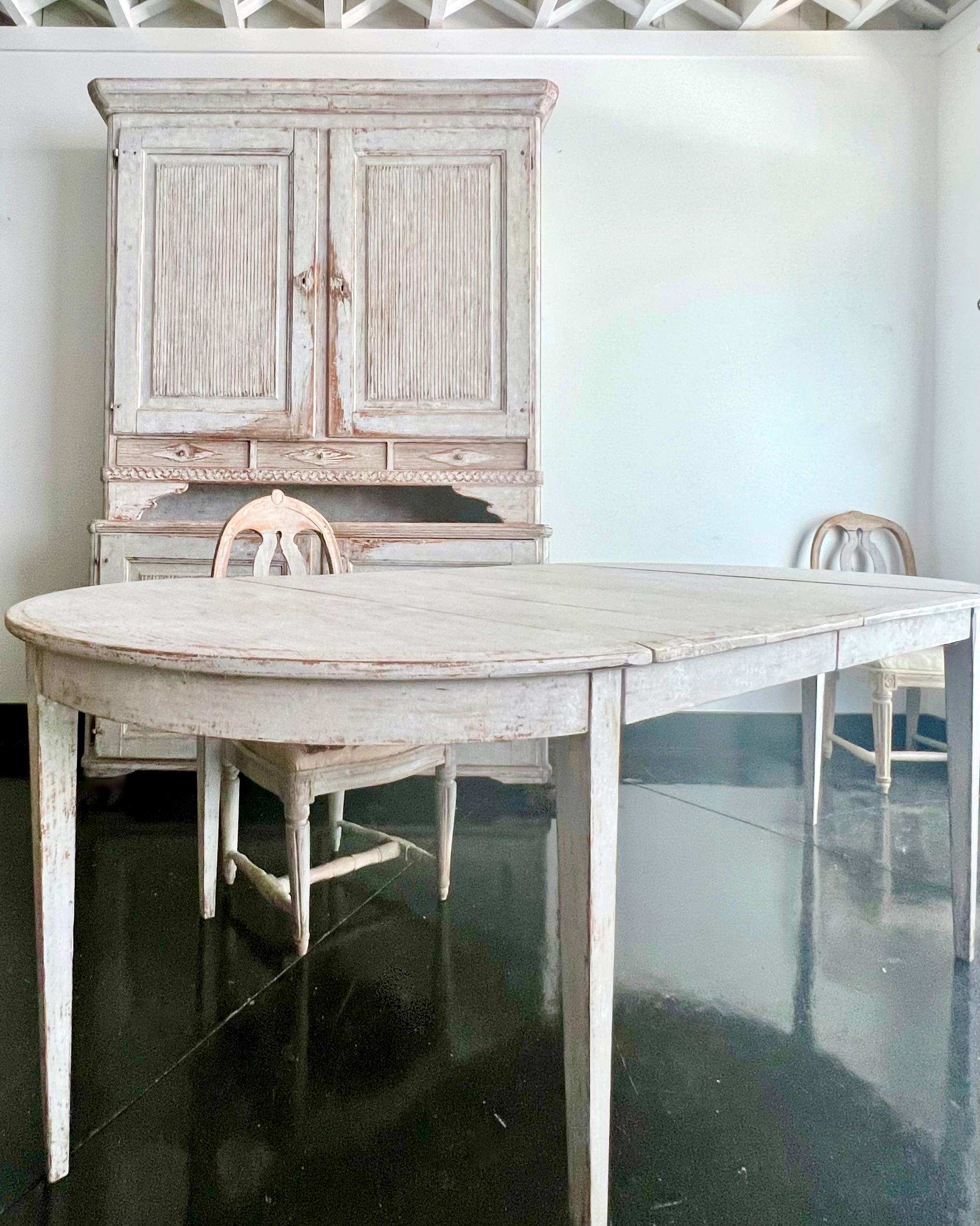 Hand-Carved 19th Century, 1820 Swedish Period Gustavian Extending Table For Sale