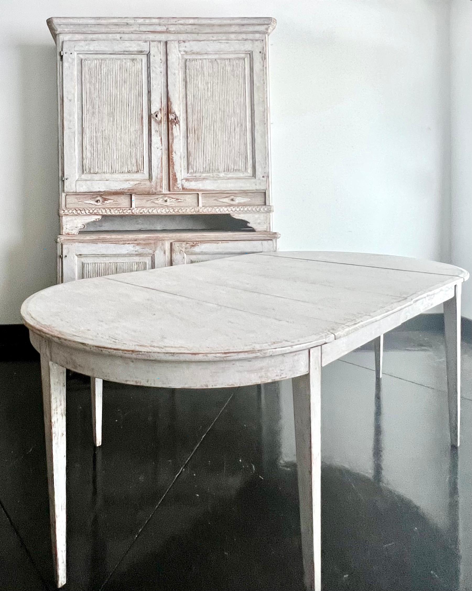 19th Century, 1820 Swedish Period Gustavian Extending Table In Good Condition For Sale In Charleston, SC