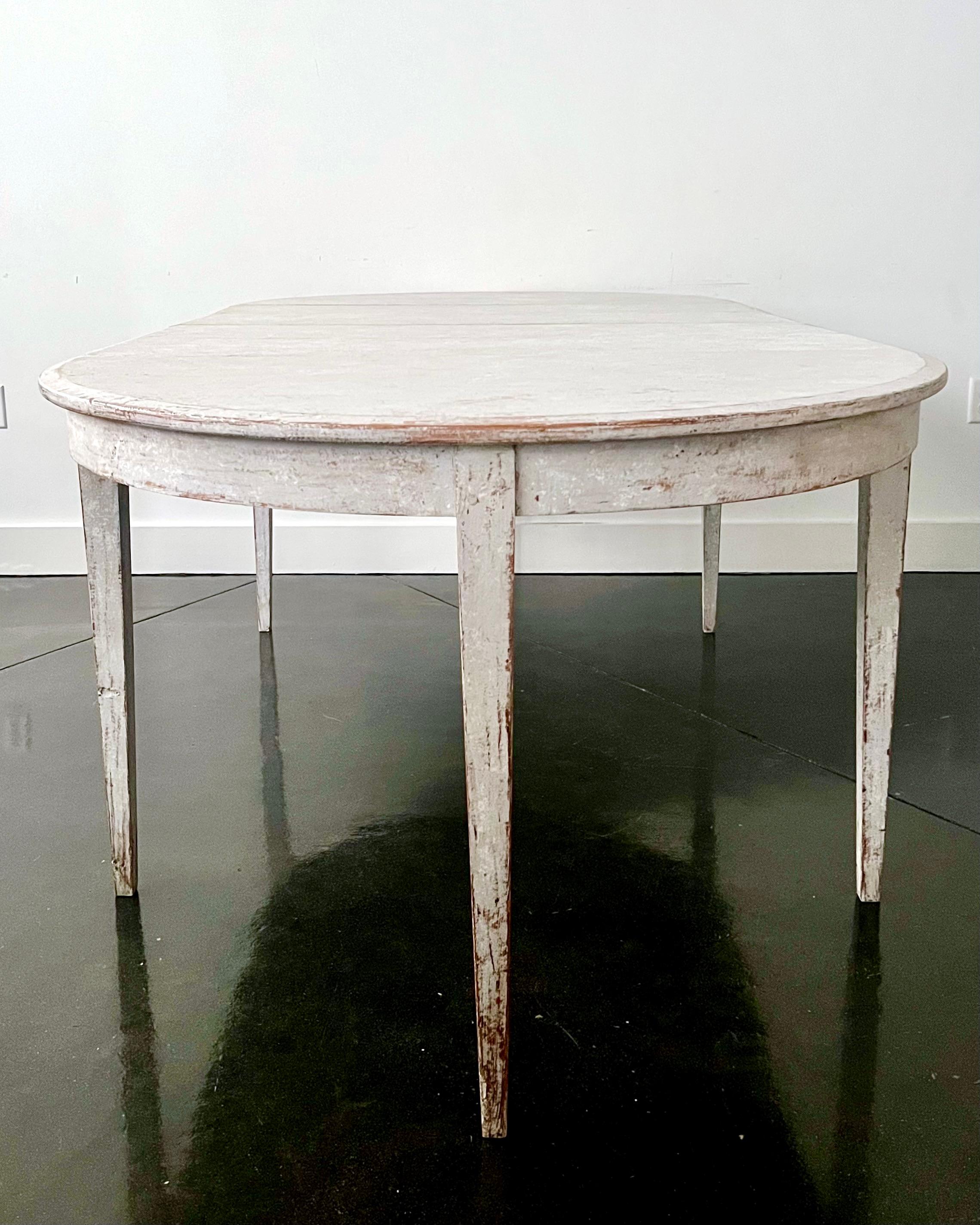 19e siècle, 1820 Table à rallonge gustavienne d'époque suédoise Bon état - En vente à Charleston, SC
