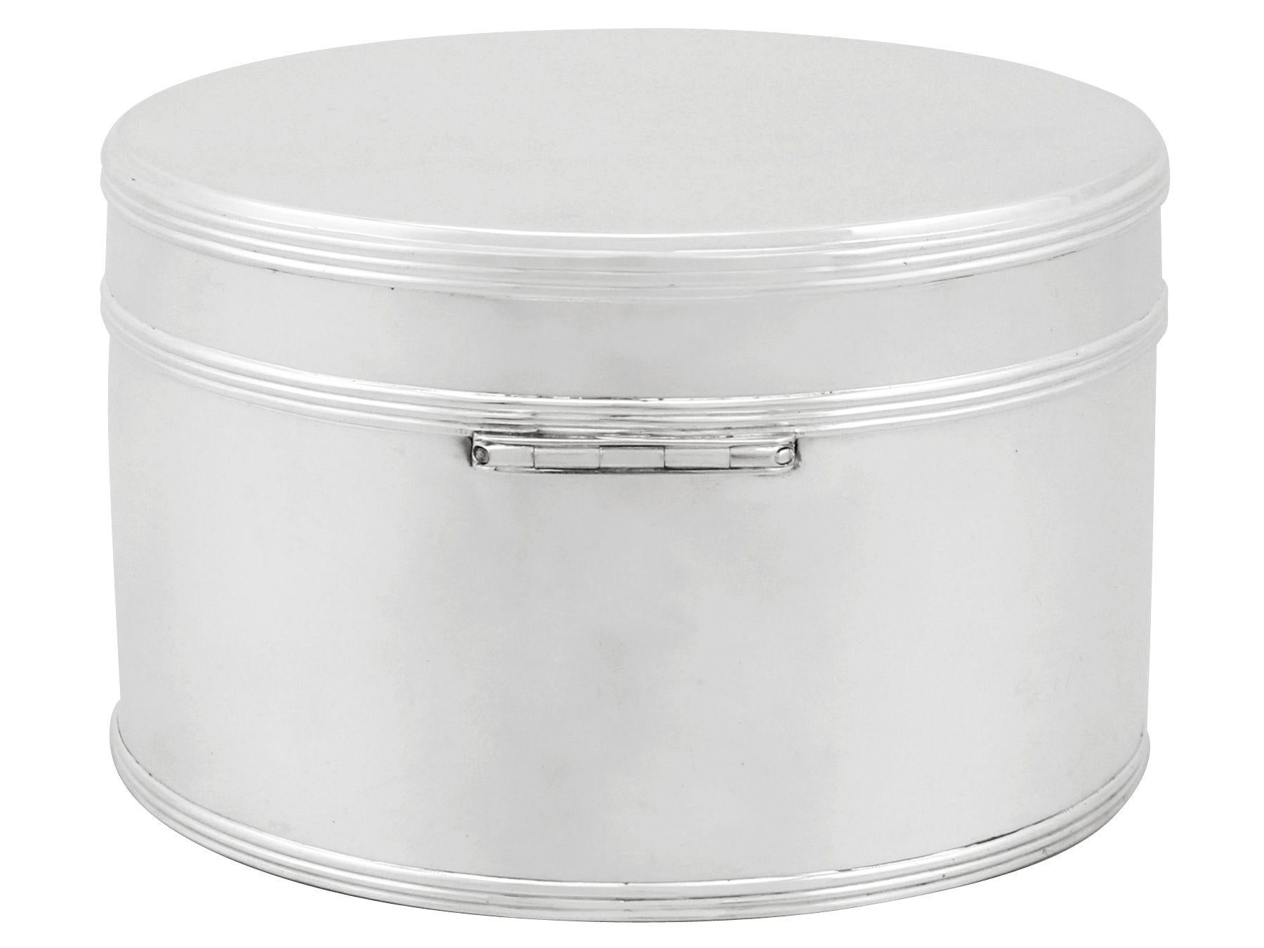 An exceptional, fine and impressive antique Dutch silver biscuit box; an addition to the ornamental silverware collection.

This exceptional antique Dutch silver biscuit box has circular form.

The body of the box is plain and encompassed with a