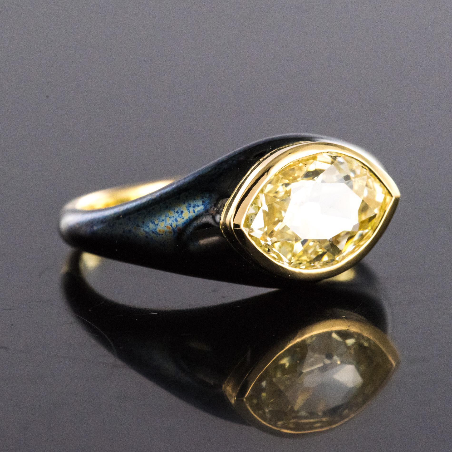 19th Century 1.95 Carat Yellow Diamond Black Enamel 18 Karat Yellow Gold Ring 8