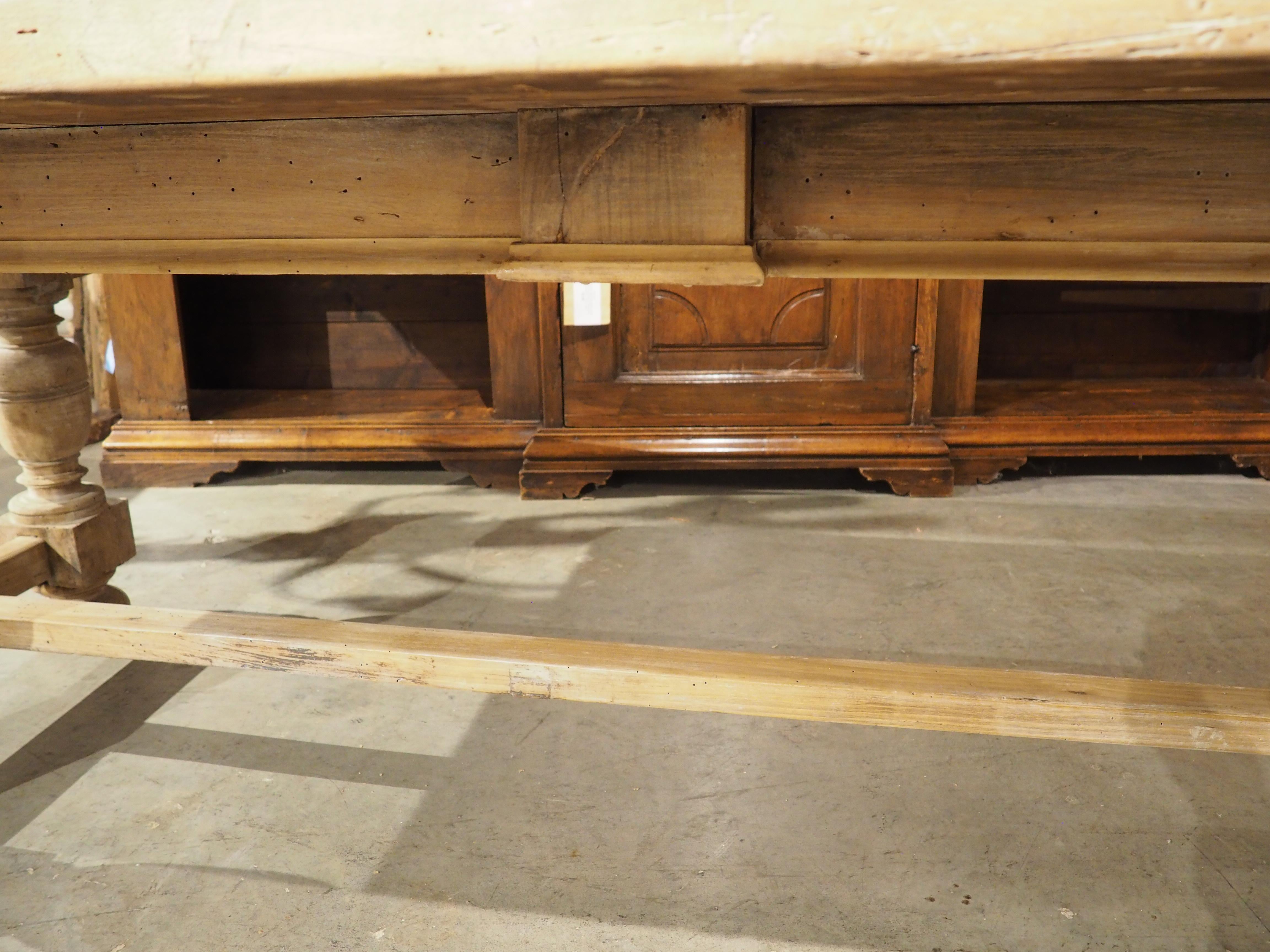 Table de salle à manger à deux rangs en noyer du 19e siècle, Italie en vente 8