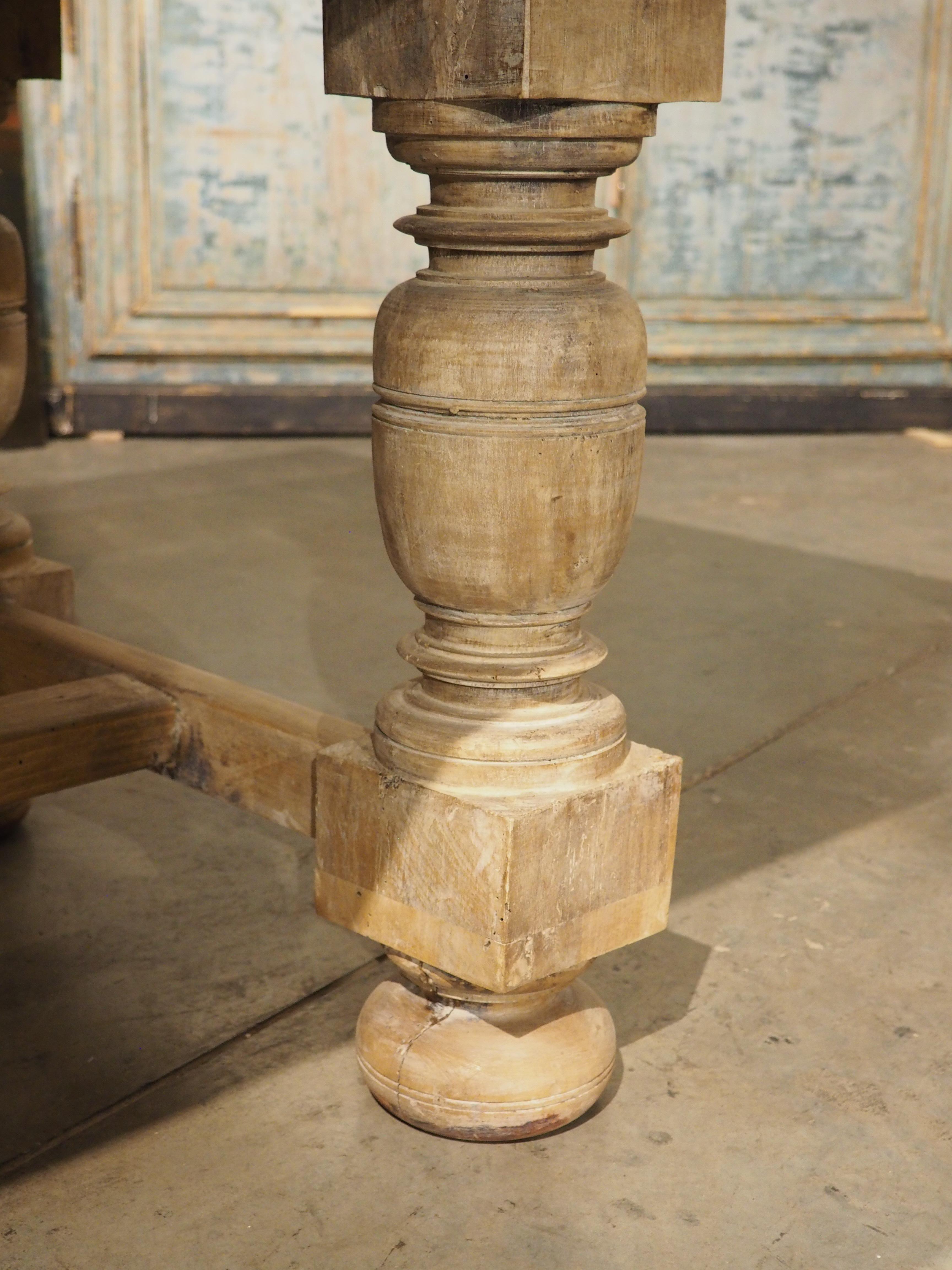 Table de salle à manger à deux rangs en noyer du 19e siècle, Italie en vente 9