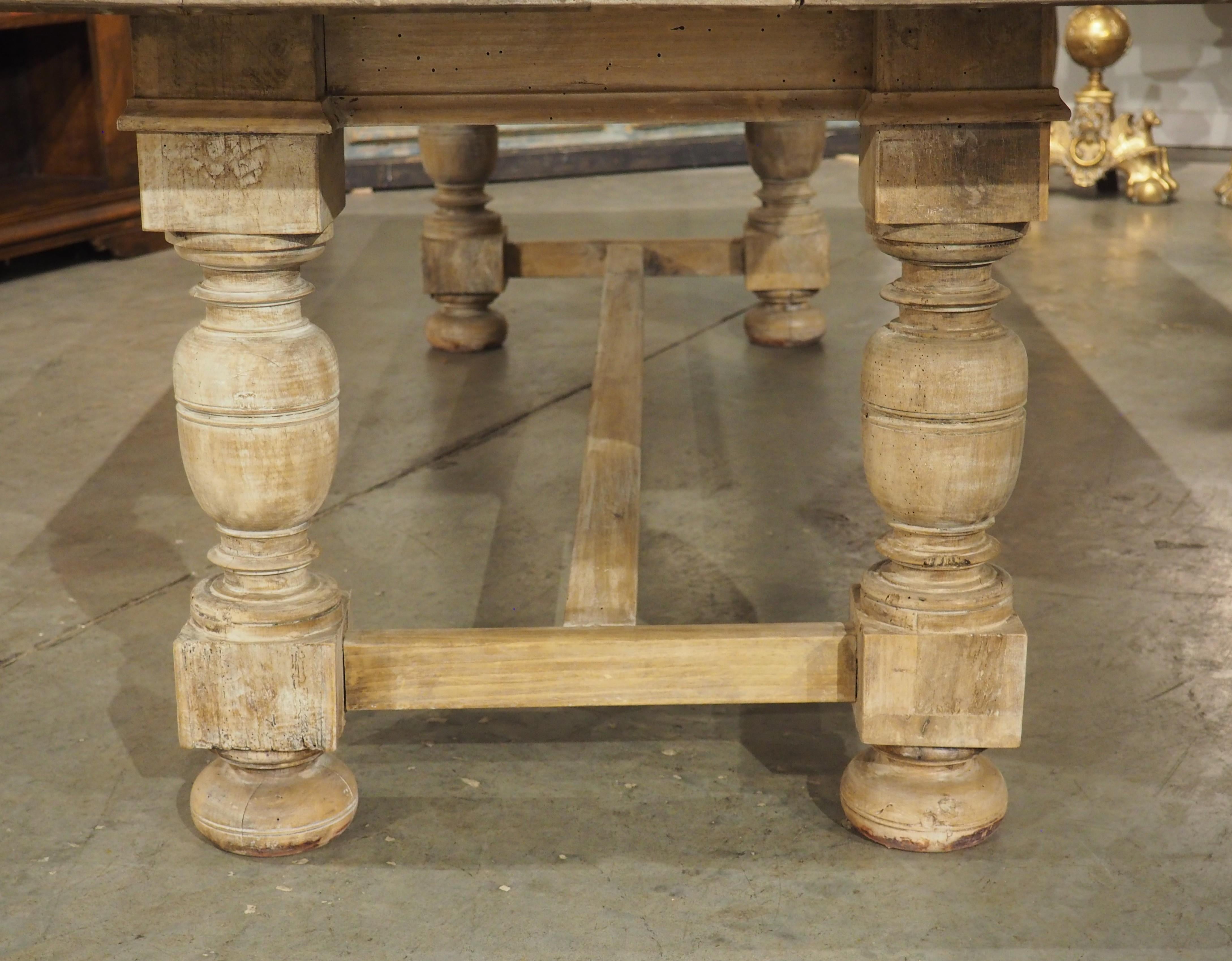 Plus d'informations bientôt...

Capable d'accueillir huit à dix convives, cette table balustre italienne ferait une merveilleuse addition à n'importe quelle salle à manger.  Sculpté à la main dans les années 1800, le plateau est constitué de deux