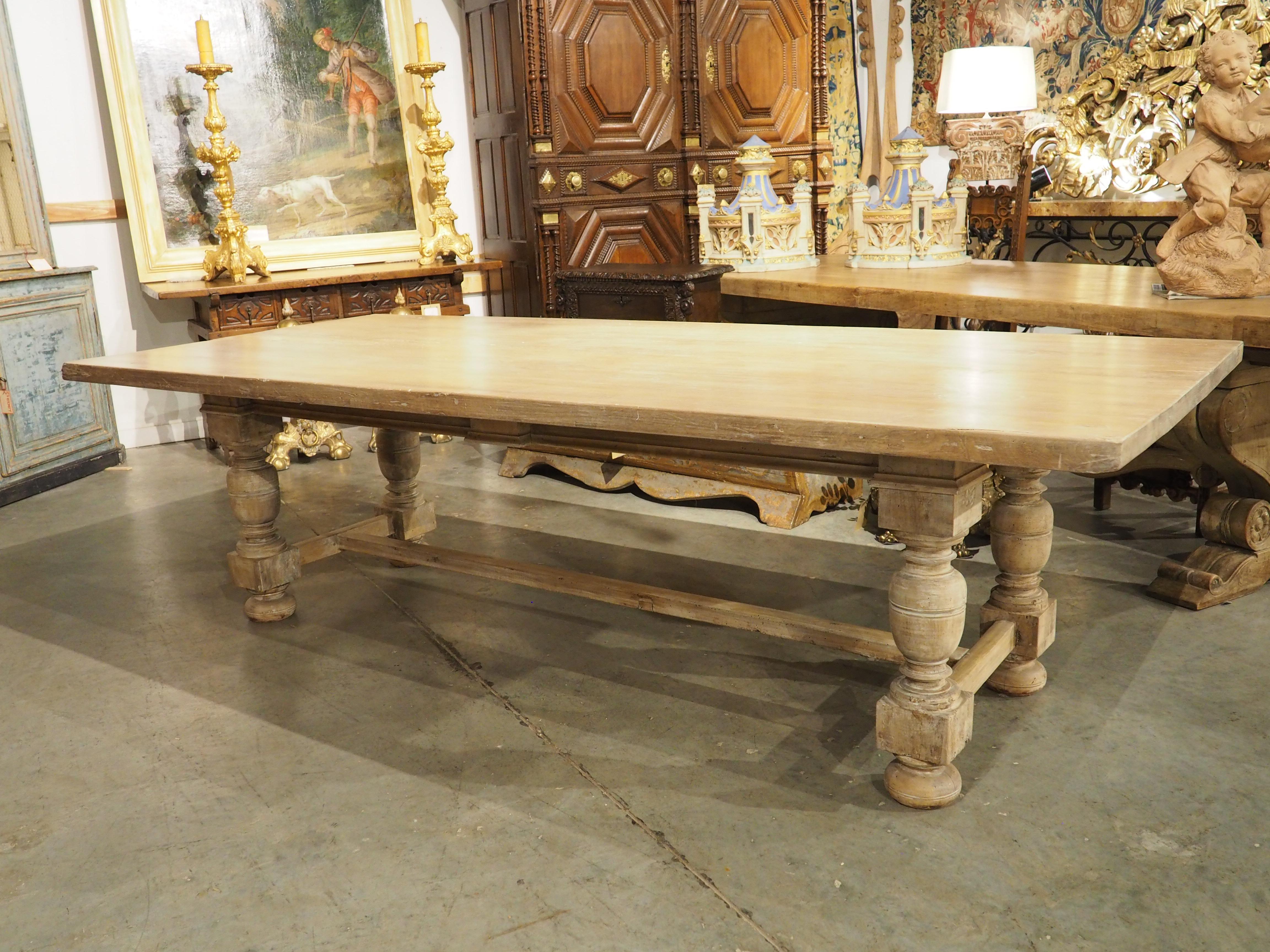 italien Table de salle à manger à deux rangs en noyer du 19e siècle, Italie en vente