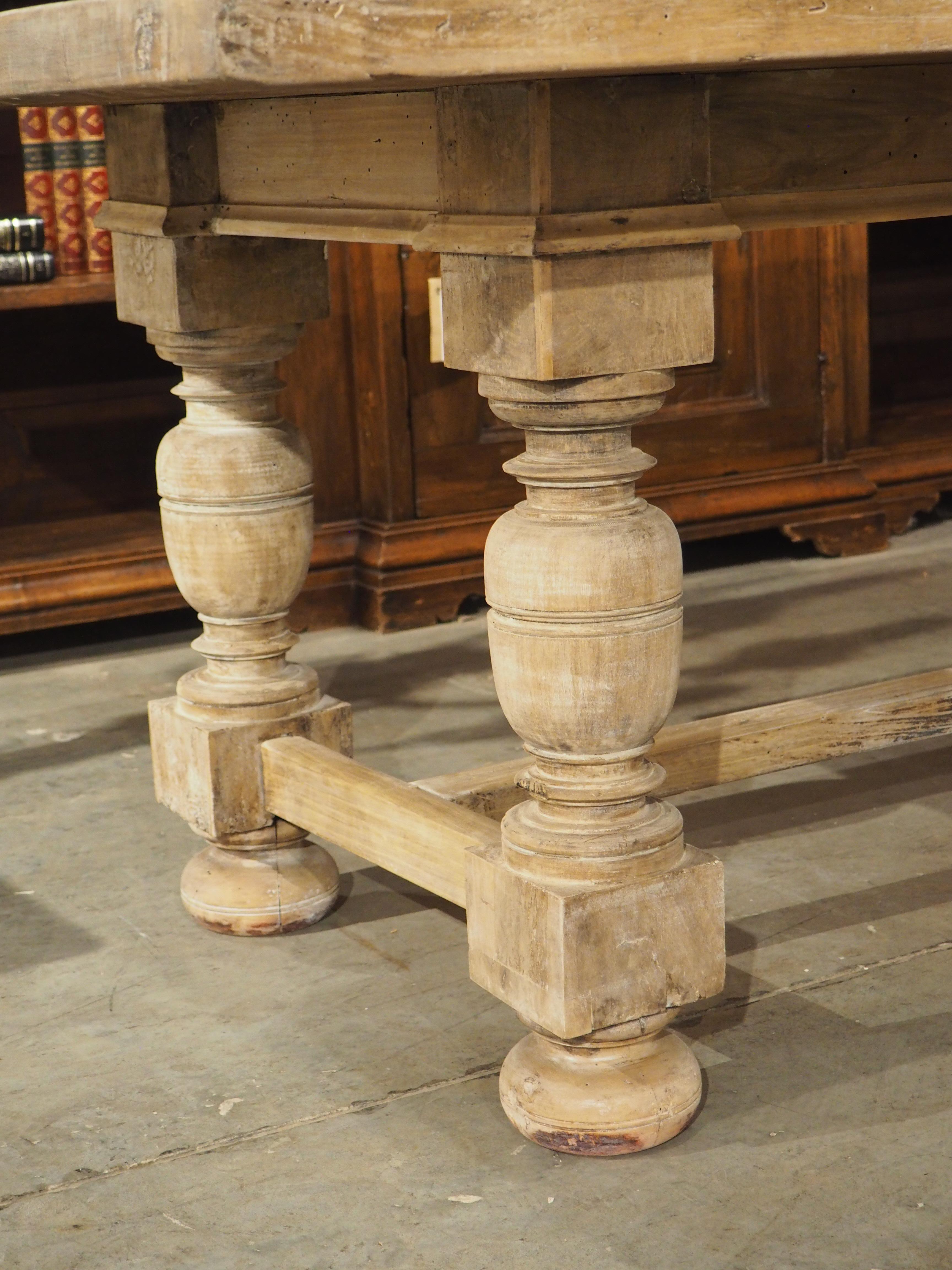 Sculpté à la main Table de salle à manger à deux rangs en noyer du 19e siècle, Italie en vente