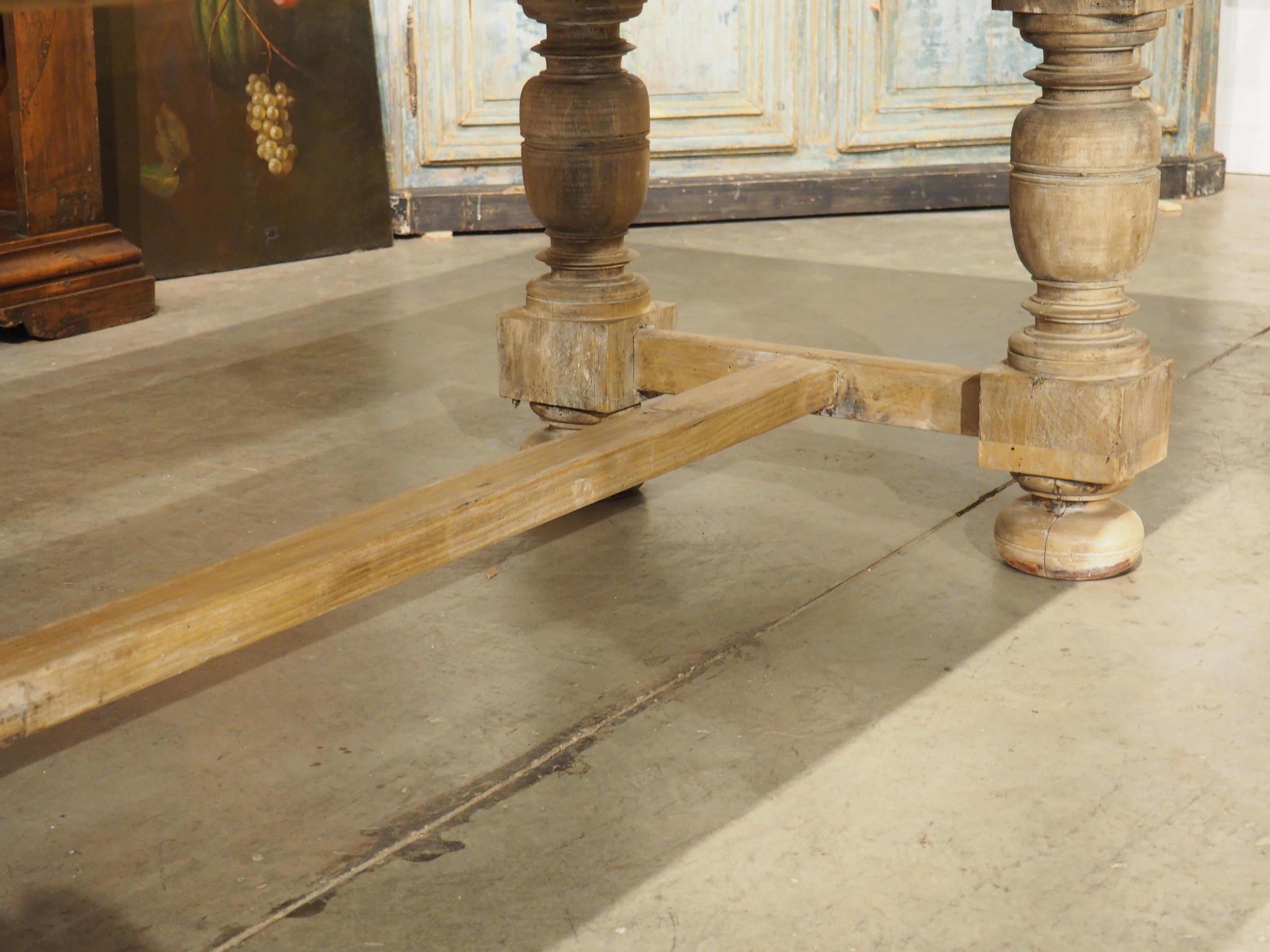 XIXe siècle Table de salle à manger à deux rangs en noyer du 19e siècle, Italie en vente