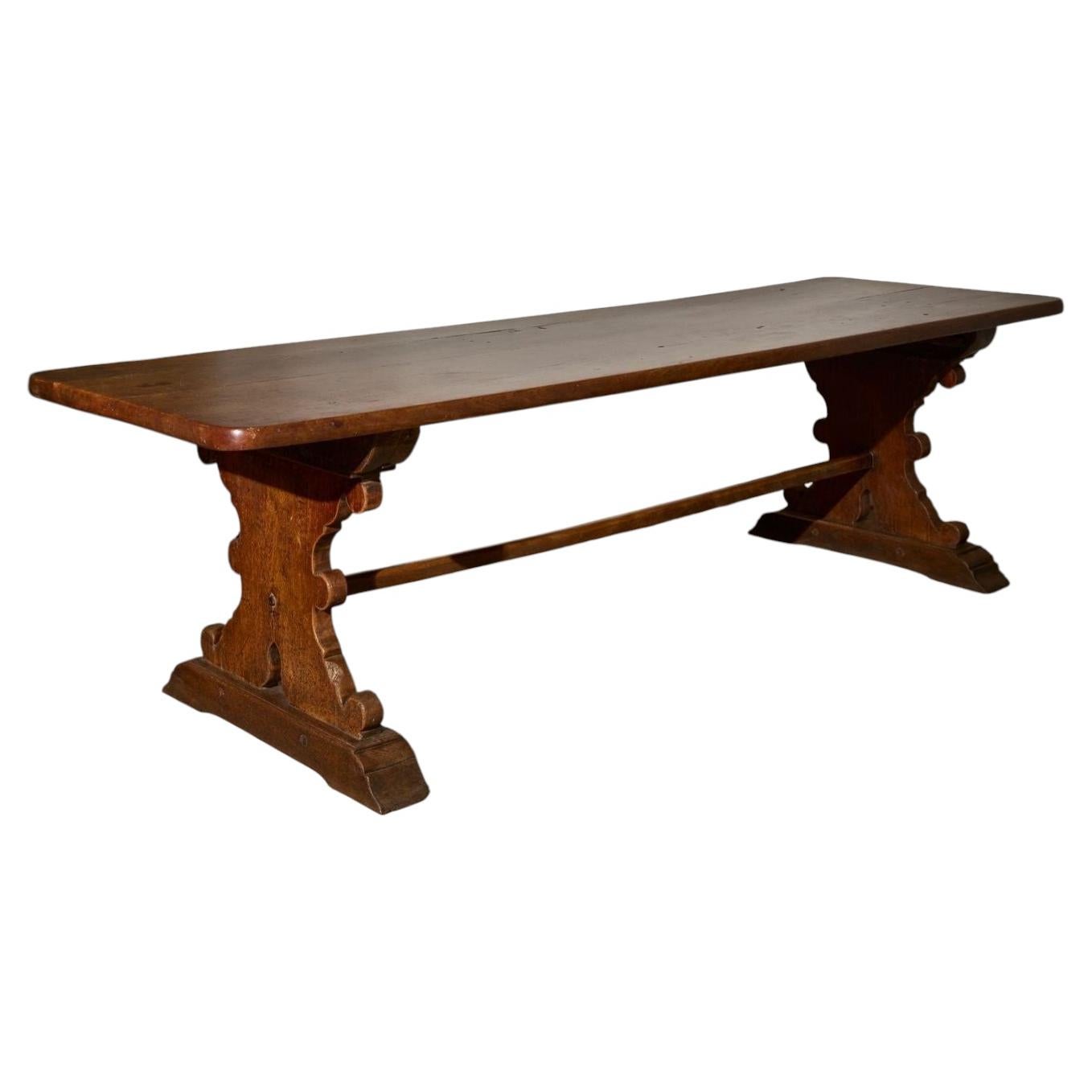 Do round dining tables save space?