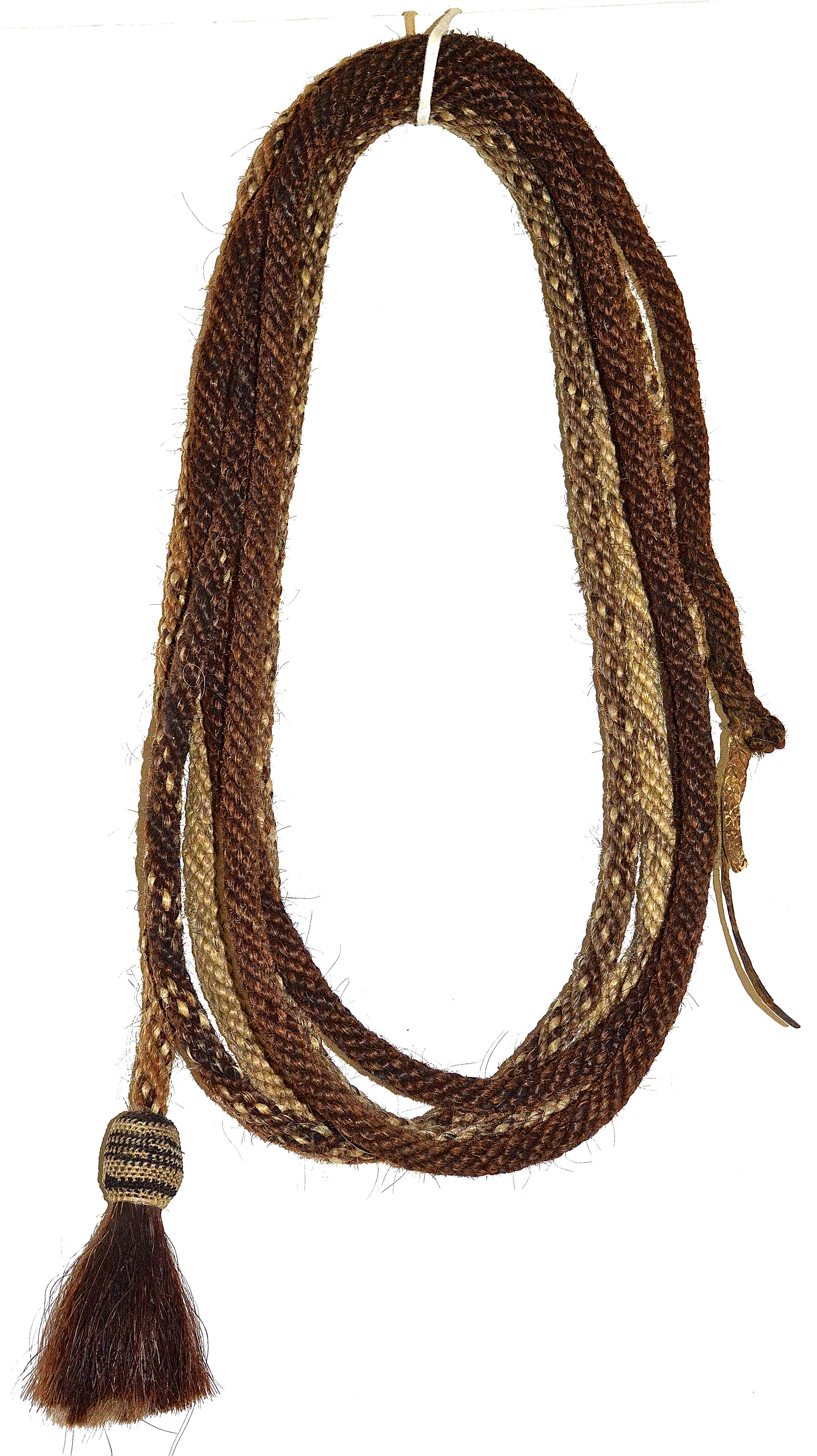 Geflochtenes Navajo-Pferdehaar-Seil
1890s
Geflochtenes Rosshaar, Leder
20 ' lang

Ein seltenes geflochtenes Navajo-Pferdehaarseil aus dem späten 19. Jahrhundert mit einer Gesamtlänge von 20 Fuß, das sich in sehr gutem Originalzustand befindet.