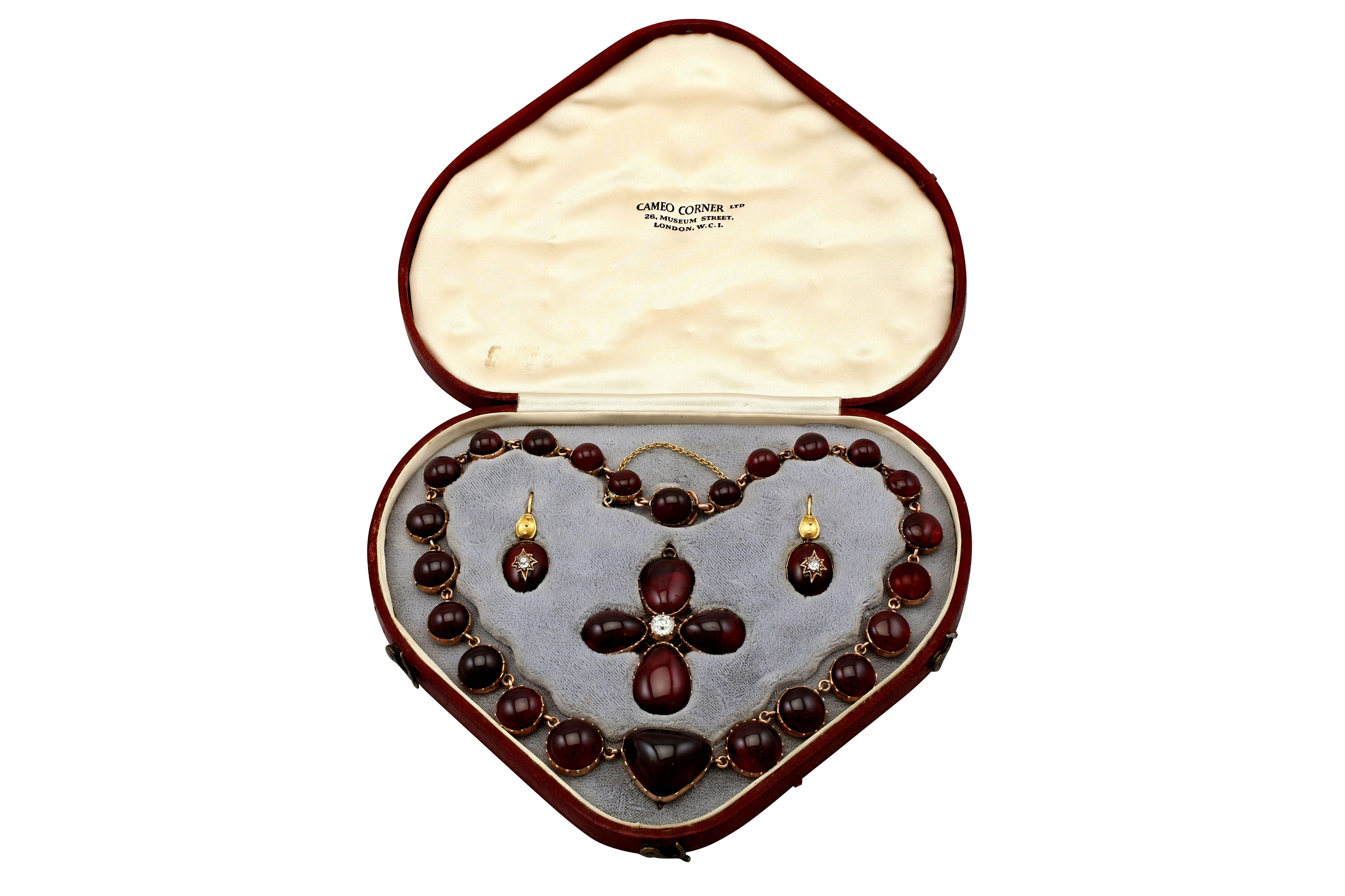 19th Century 206.60Ct Cabochon Cut Garnet 1.49Ct Diamond Gold Jewelry Set For Sale 8