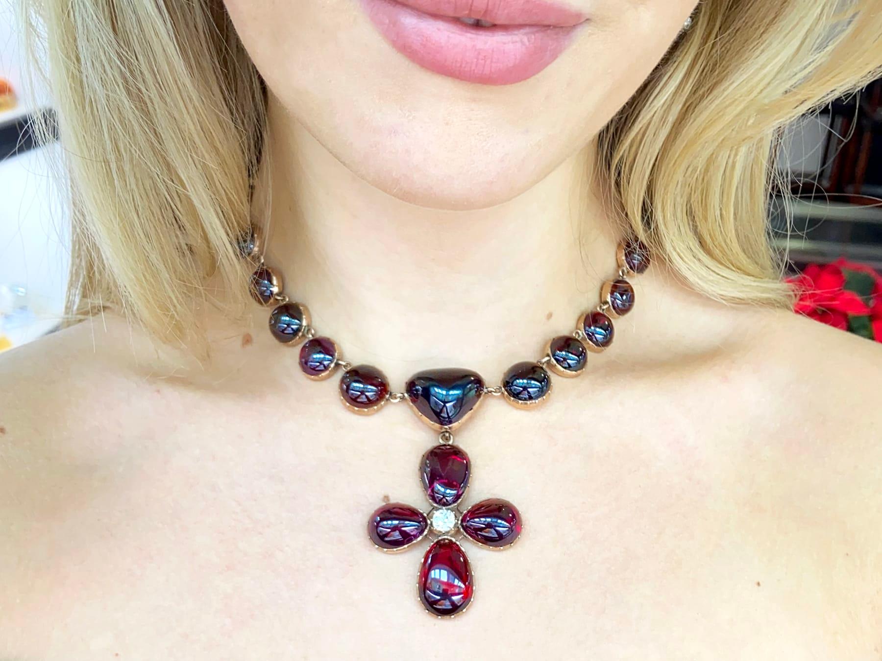 19th Century 206.60Ct Cabochon Cut Garnet 1.49Ct Diamond Gold Jewelry Set For Sale 12