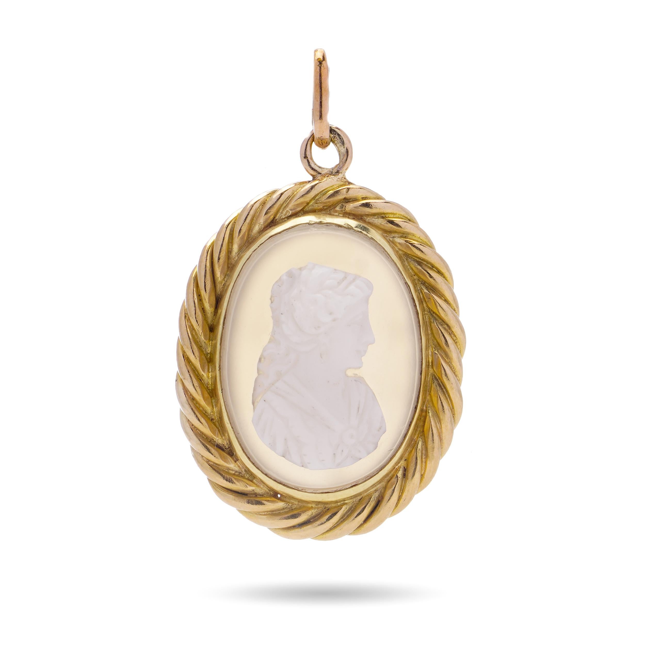 19th Century 20kt. yellow gold  Carved Shell and Chalcedony Cameo Gold Pendant In Good Condition For Sale In Braintree, GB
