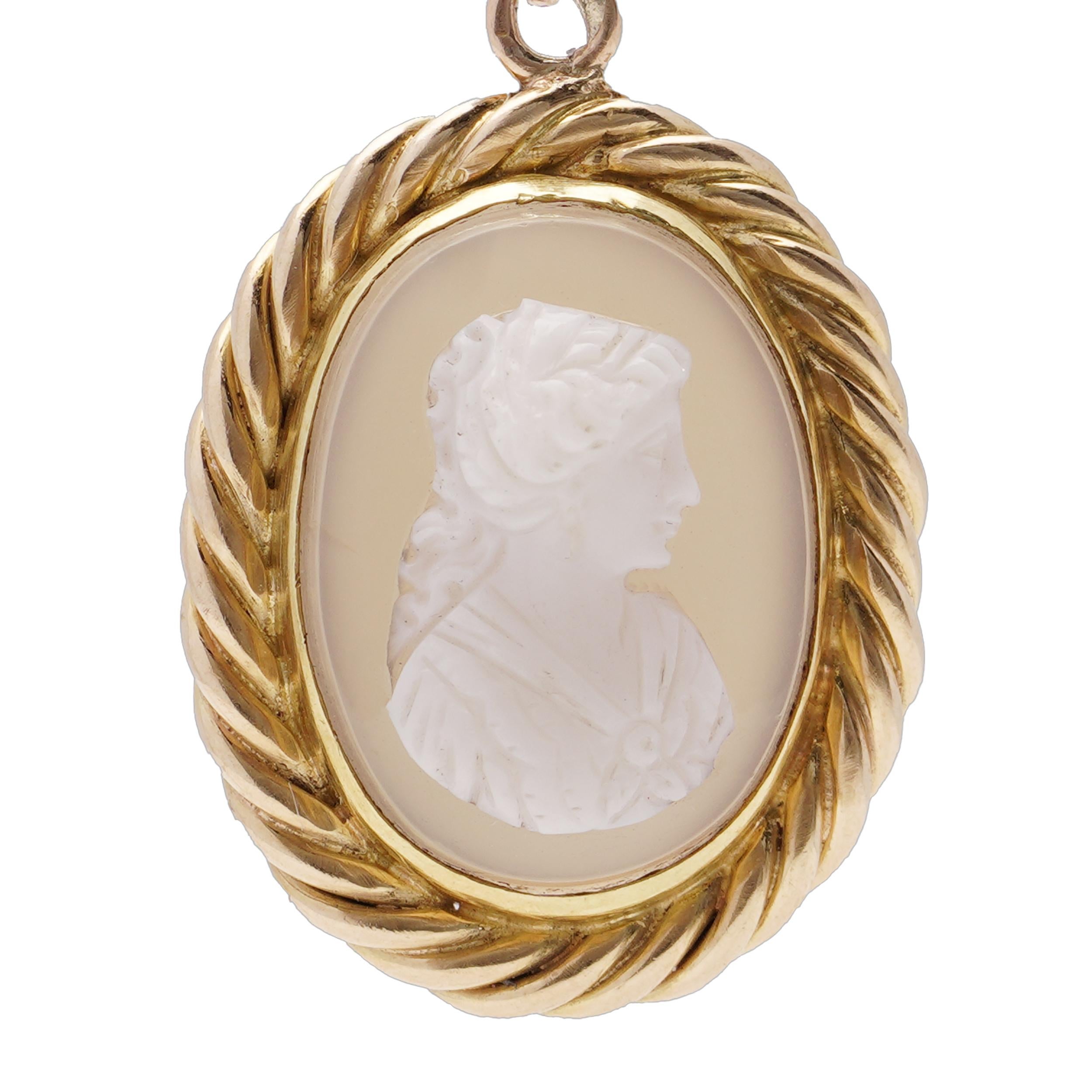 19th Century 20kt. yellow gold  Carved Shell and Chalcedony Cameo Gold Pendant For Sale 2