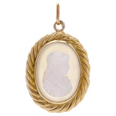 19ème siècle Or jaune 20kt.  Pendentif en or avec camée en calcédoine et coquillage sculpté