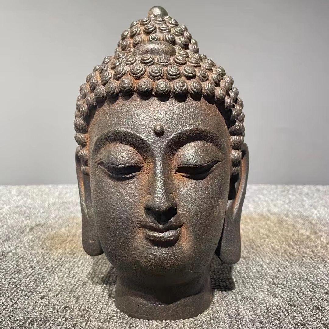 Adéntrate en el mundo espiritual de la antigua Asia con esta Cabeza de Buda asiática de hierro del siglo XIX, un artefacto raro y cautivador que representa maravillosamente la serena sabiduría y la iluminación de Buda. Elaborada en hierro macizo,