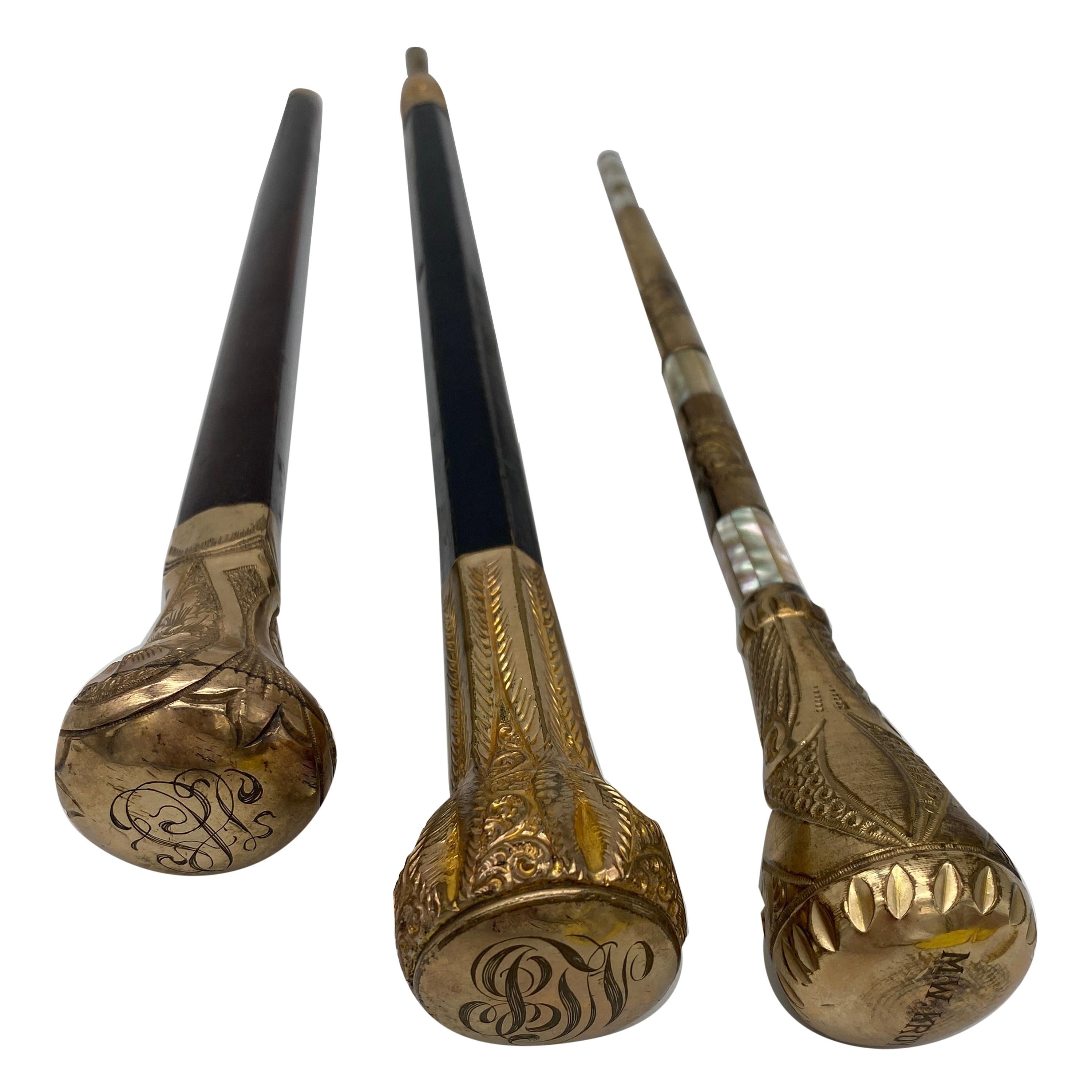 Trois cannes ou poignées d'ombrelles victoriennes anciennes du 19ème siècle surmontées d'or 
