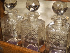 Set di 3 bottiglie in Oak inglese del XIX secolo e decanter con chiusura a chiave in argento