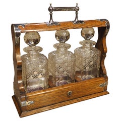 Set di 3 bottiglie in Oak inglese del XIX secolo e decanter con chiusura a chiave in argento