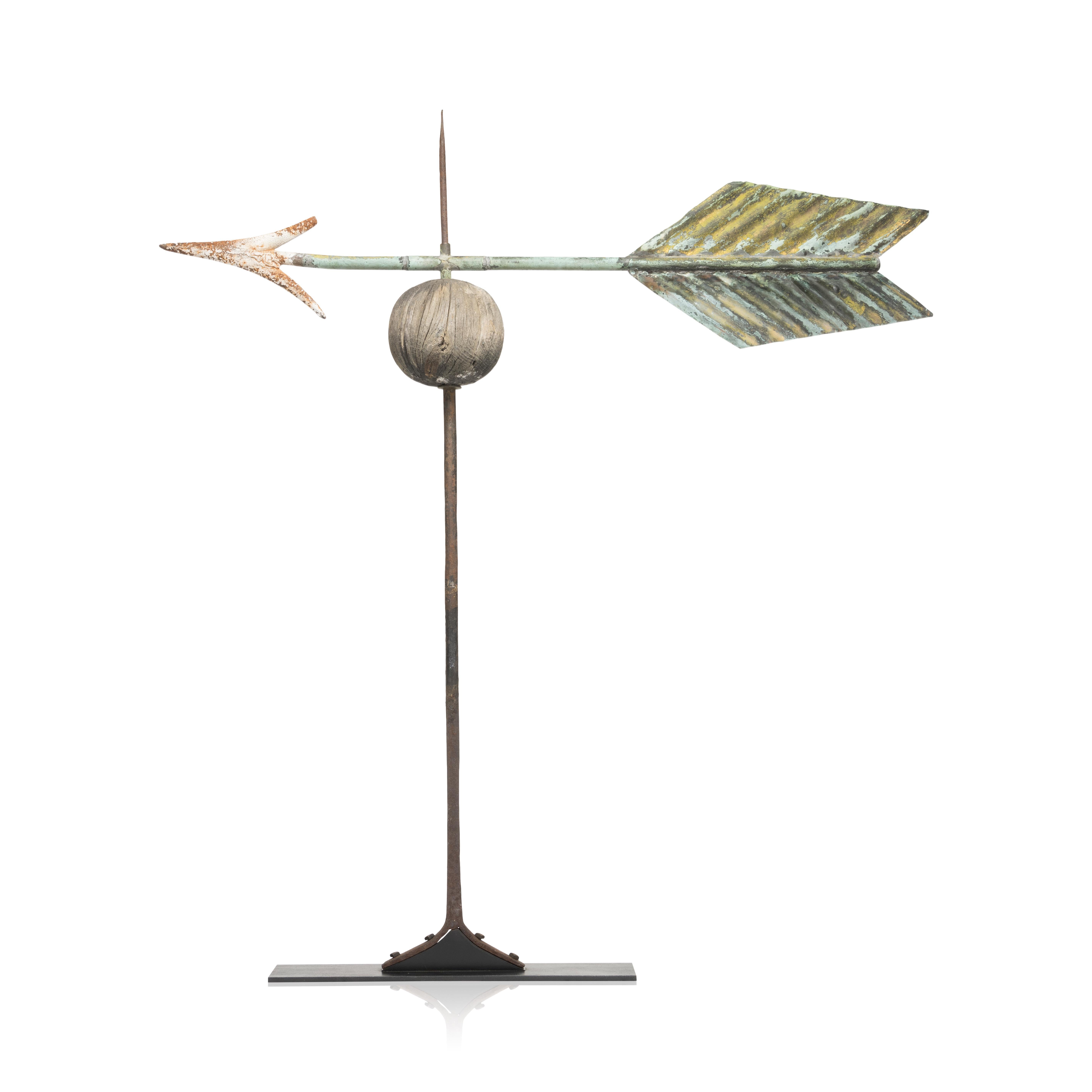 Girouette à trois dimensions du 19e siècle en cuivre avec flèche et boule en bois. 40 1/2 