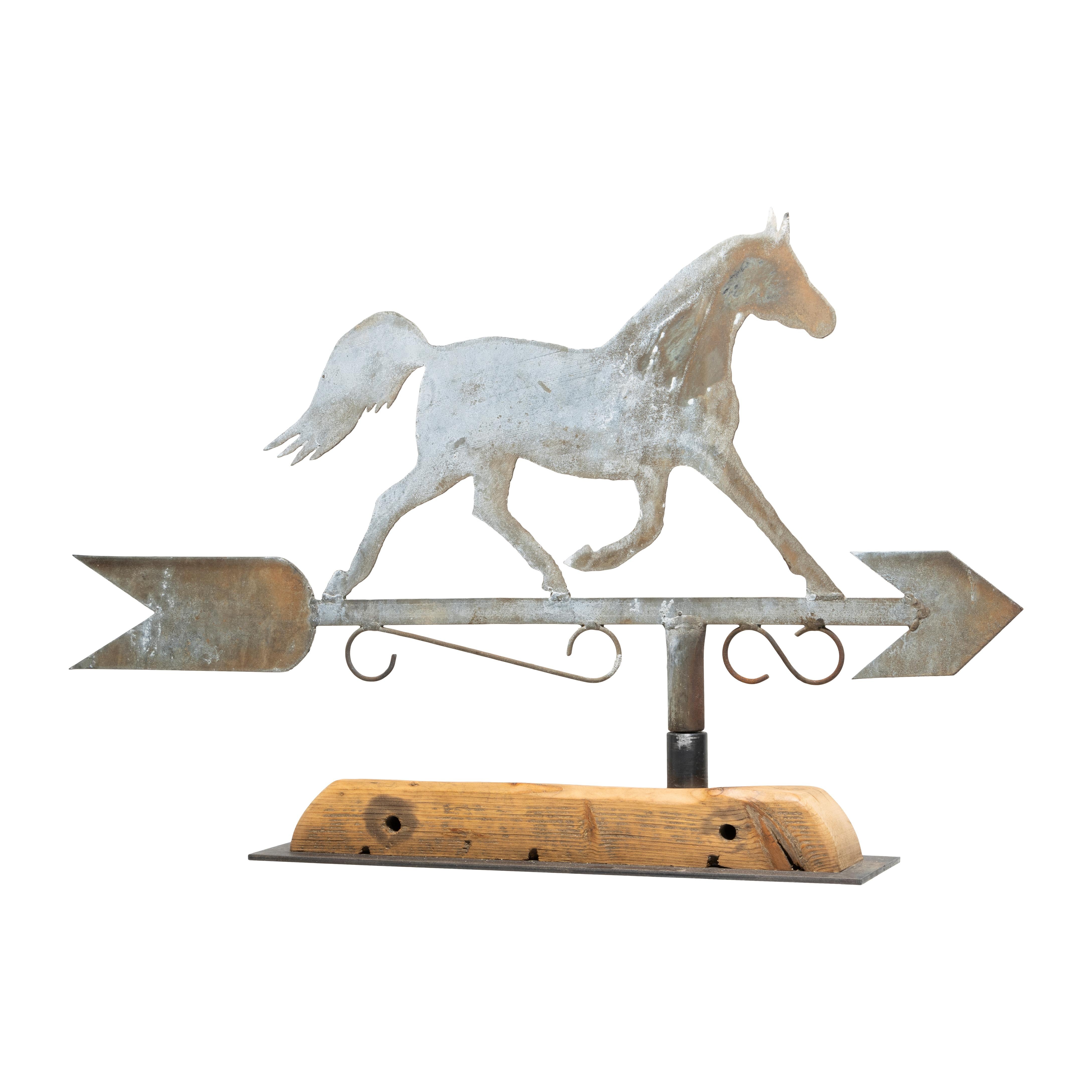 Girouette vintage du 19e siècle en trois dimensions avec cheval au trot et flèche directionnelle. Sur une base plus moderne. 24 