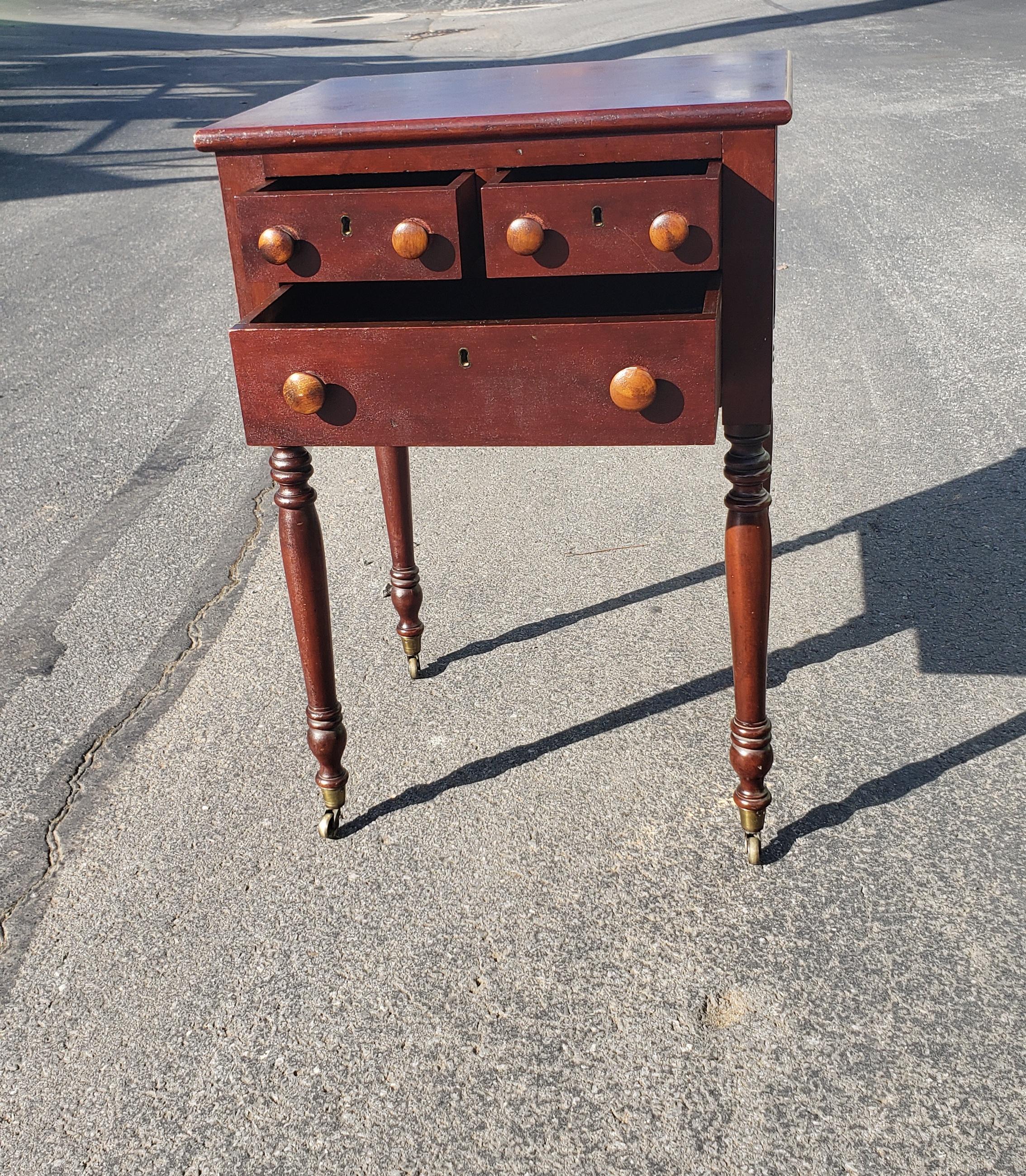 Victorien Table de travail du 19ème siècle à 3 tiroirs avec pieds tournés en acajou sur roues en vente