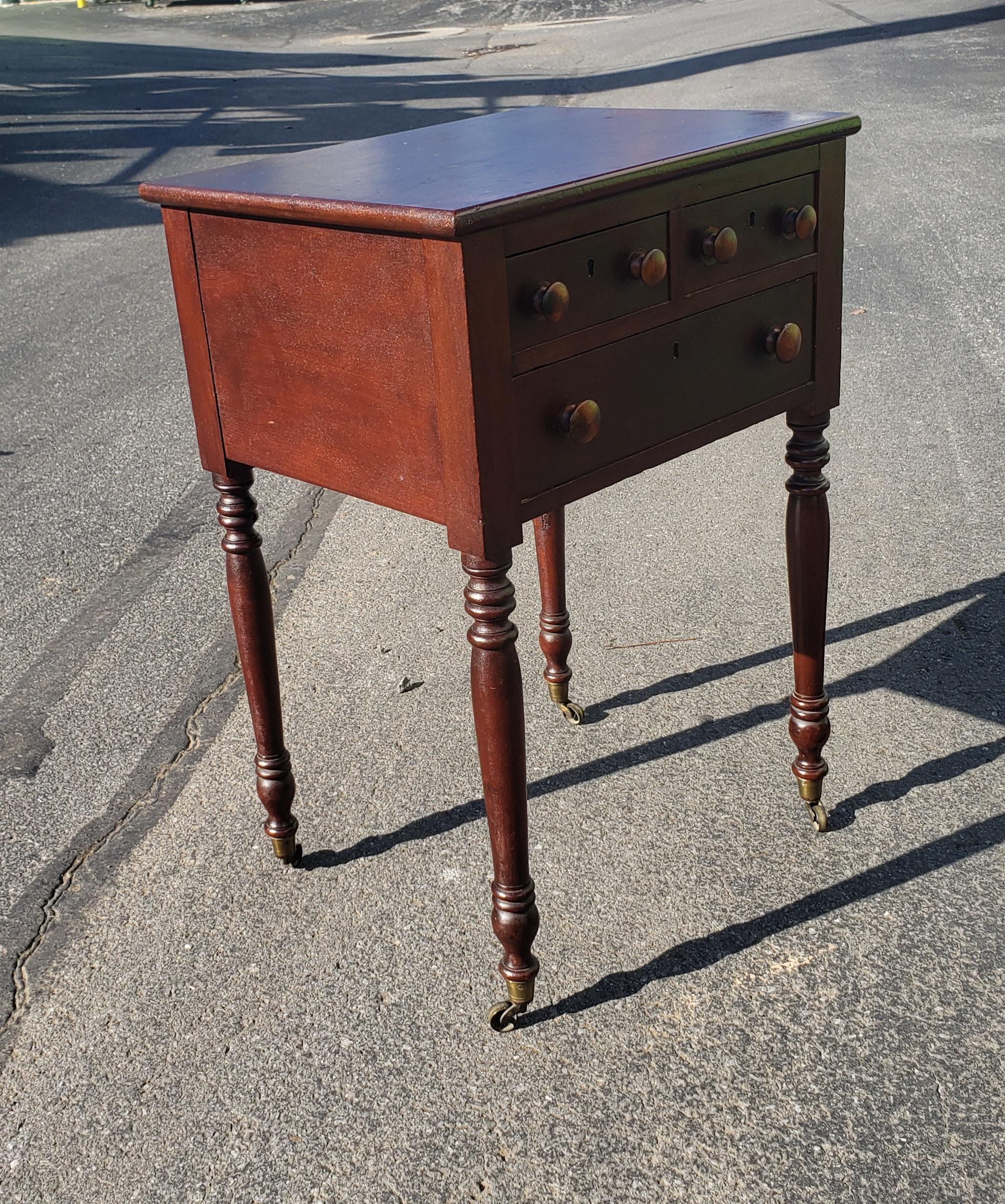 19th Century 3-Drawer Turned Legs Mahogany Work Table on Wheels In Good Condition For Sale In Germantown, MD