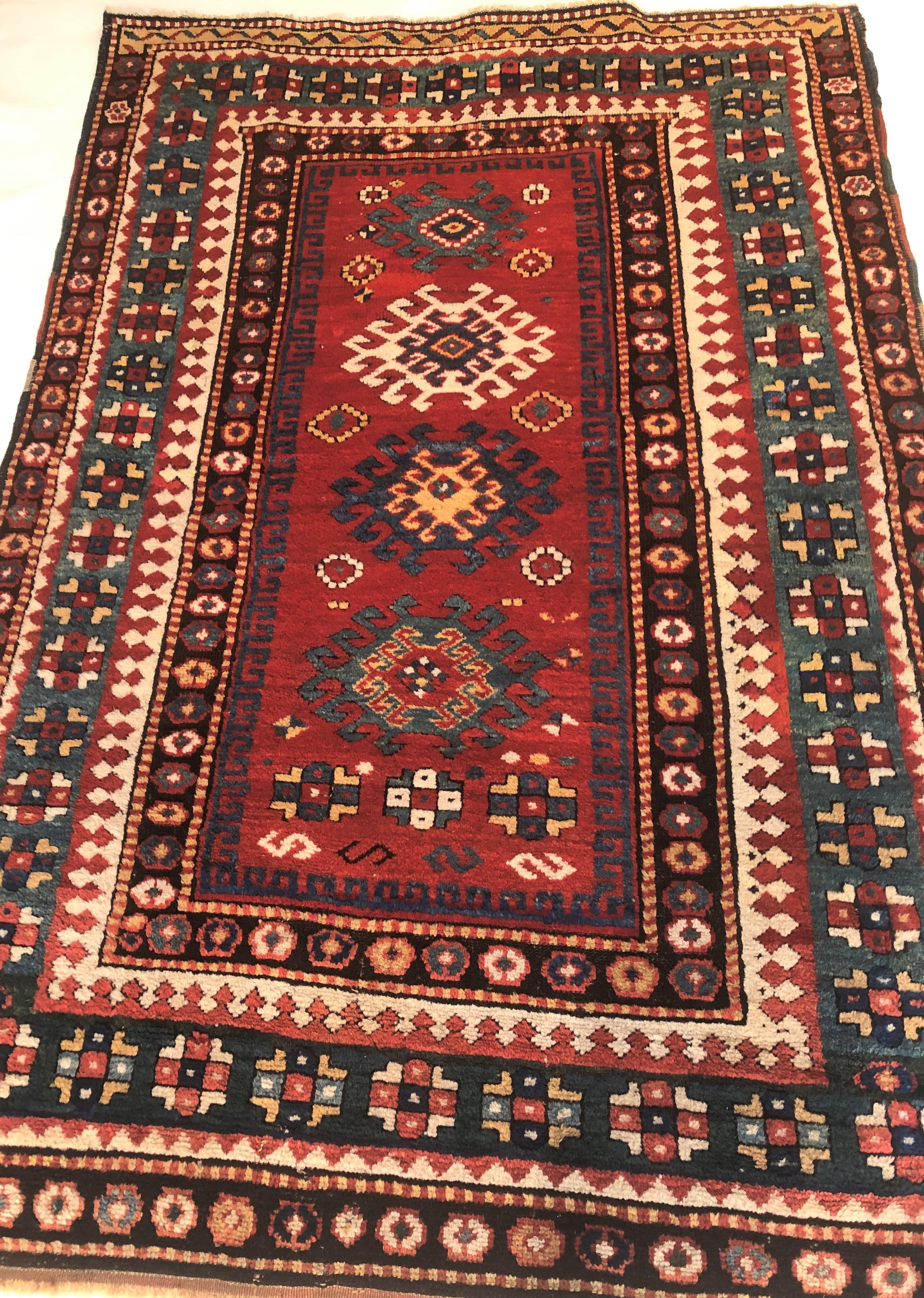 Caucasico Tappeto 3 Medaillion Kasak Borjalou rosso e multiborder del XIX secolo, 1870 ca. in vendita